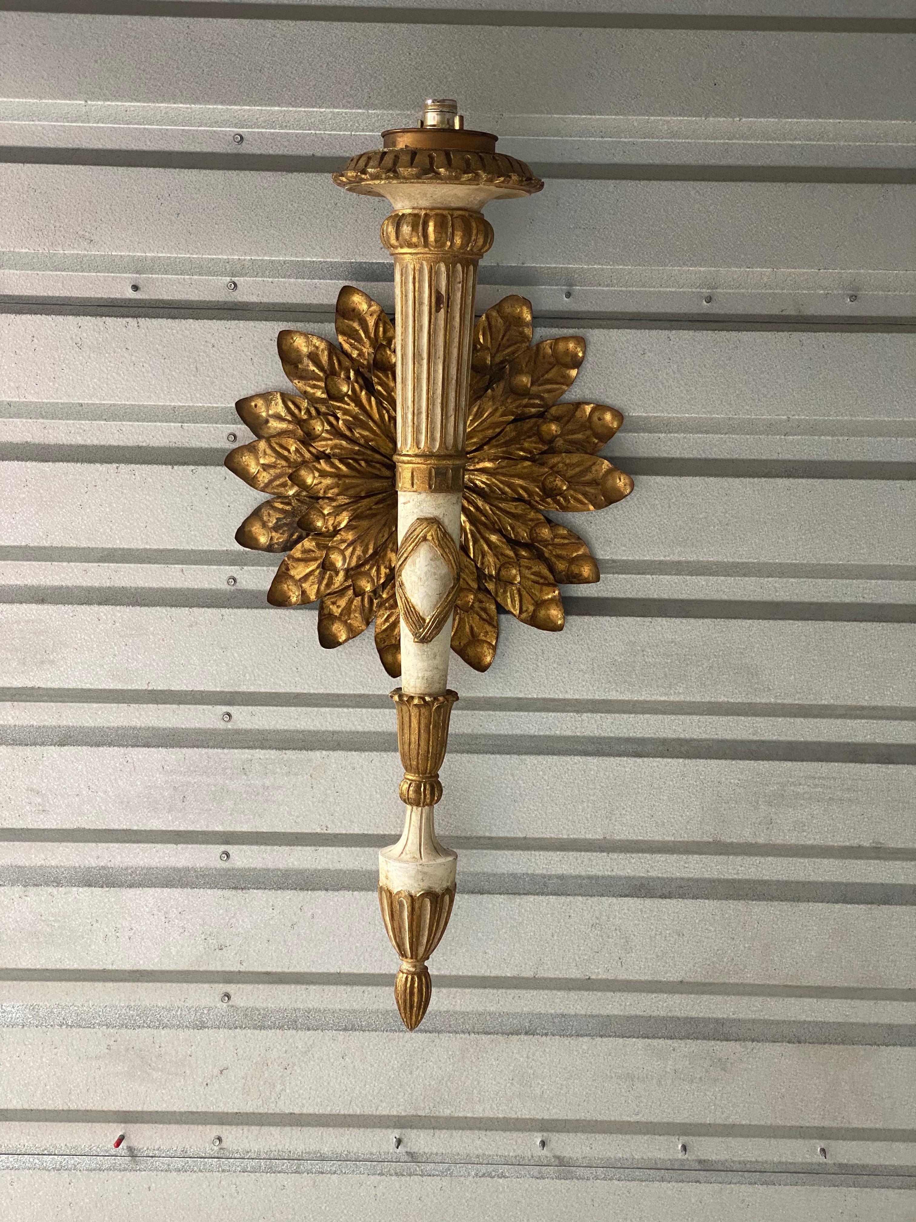 Vintage Neoclassical Gilt Flower Wall Lamp For Sale 3