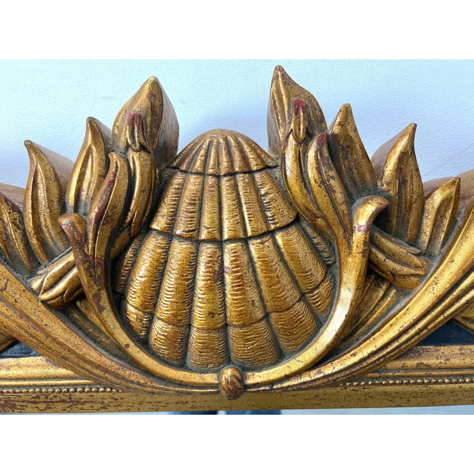Specchio da parete neoclassico d'epoca in legno dorato con cresta a conchiglia e finiture nere in vendita 4