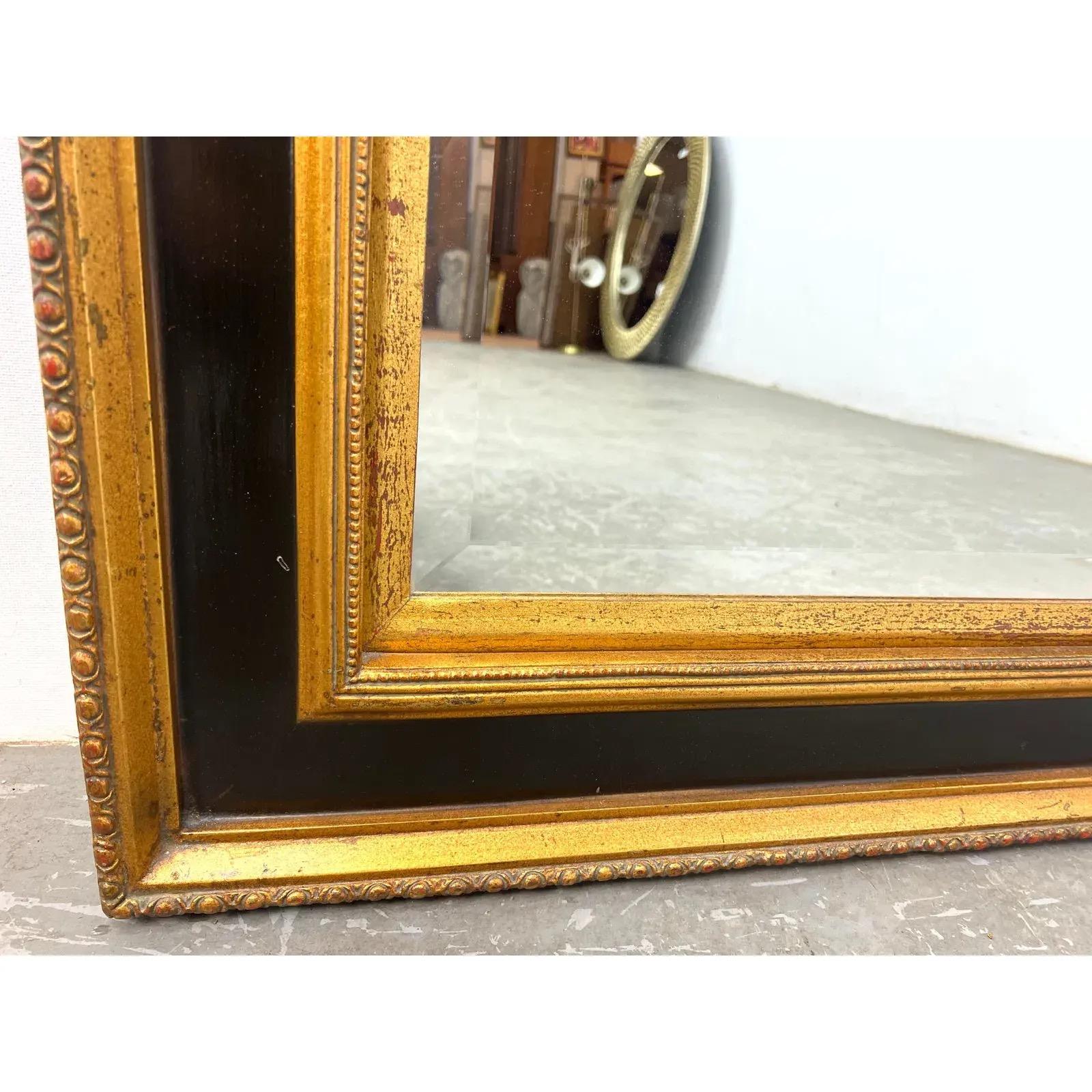 Sconosciuto Specchio da parete neoclassico d'epoca in legno dorato con cresta a conchiglia e finiture nere in vendita