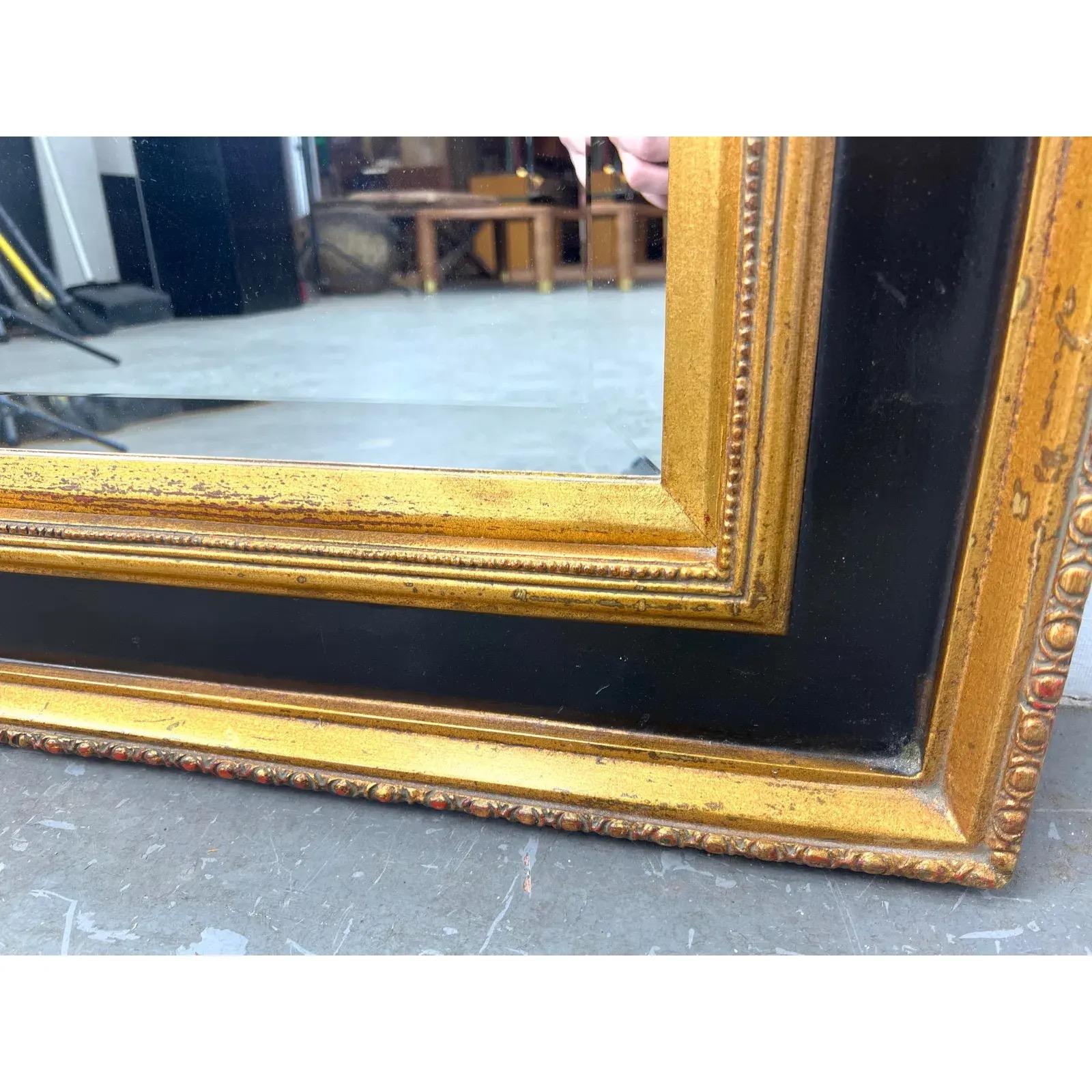 Specchio da parete neoclassico d'epoca in legno dorato con cresta a conchiglia e finiture nere in vendita 2
