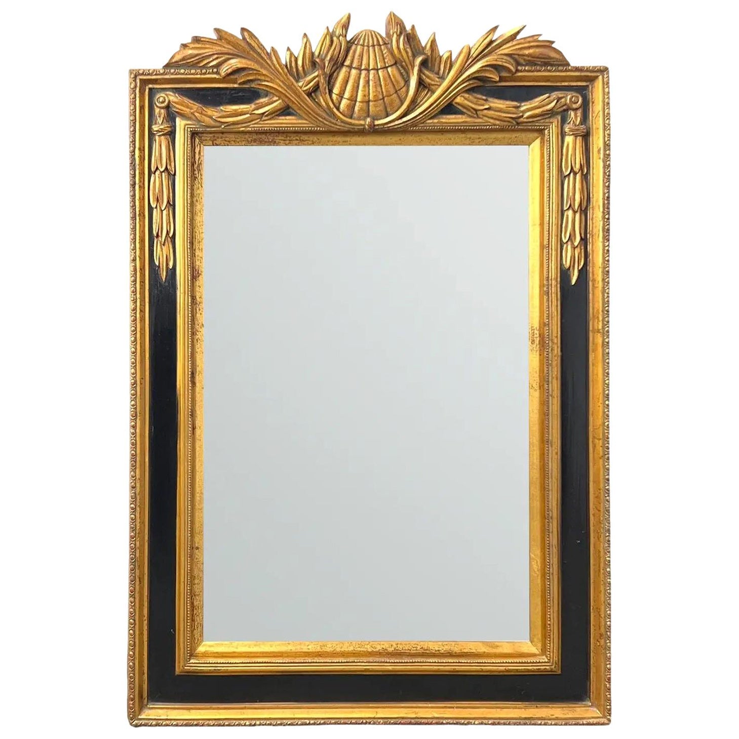Specchio da parete neoclassico d'epoca in legno dorato con cresta a conchiglia e finiture nere in vendita