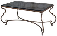Rechteckiger neoklassischer Couchtisch aus Granit und geschwungenem Eisen im Vintage-Stil