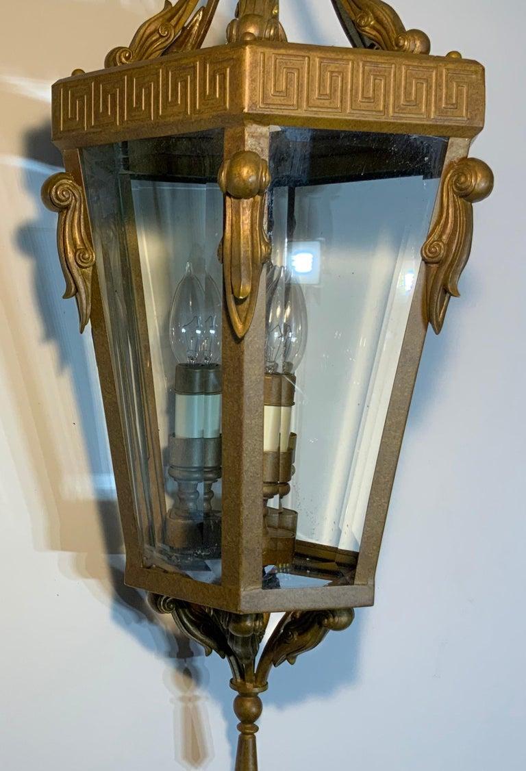Lampadario neoclassico d'epoca a lanterna esagonale in metallo con chiave greca in vendita 4