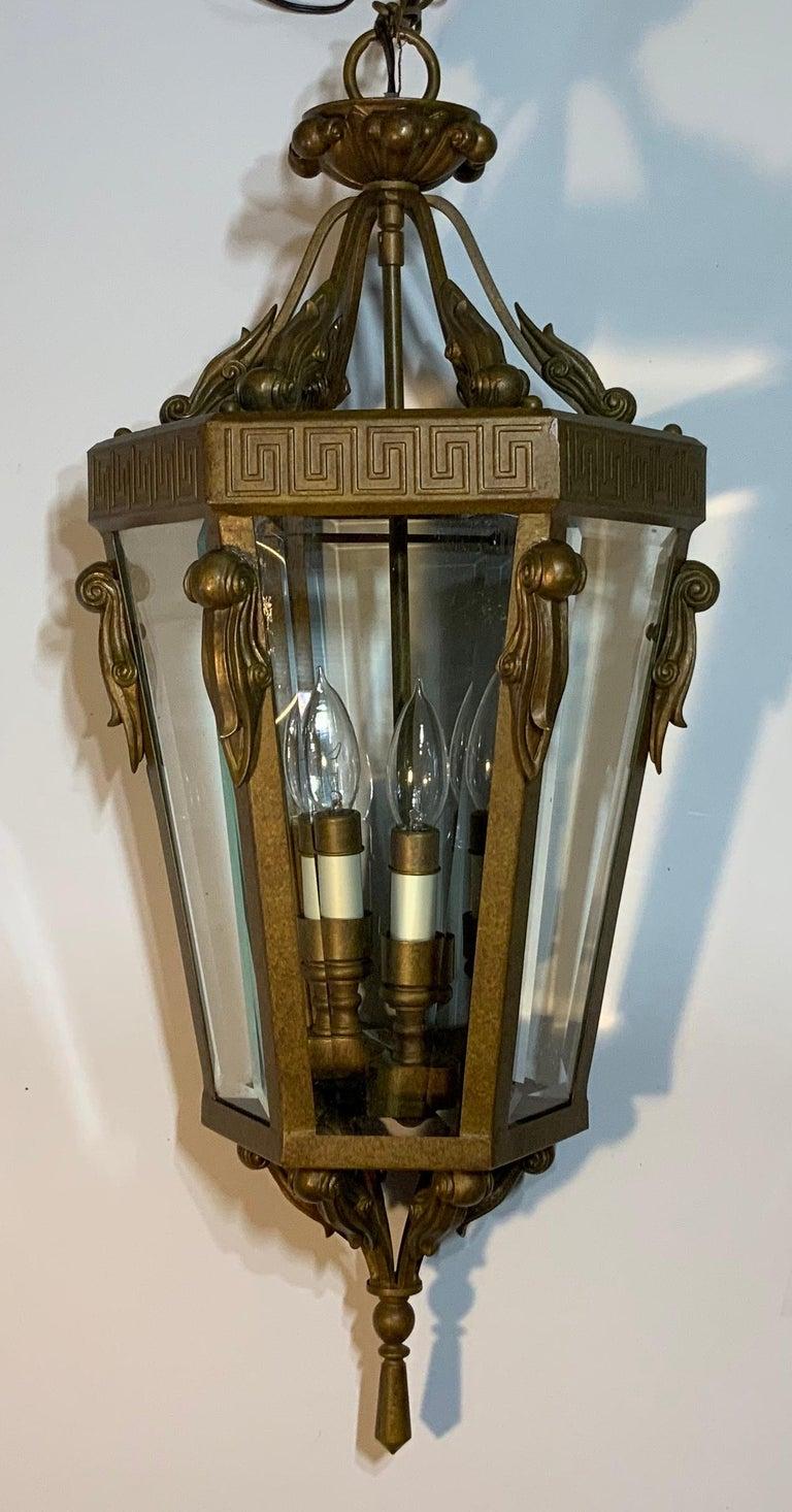 Lampadario neoclassico d'epoca a lanterna esagonale in metallo con chiave greca in vendita 6