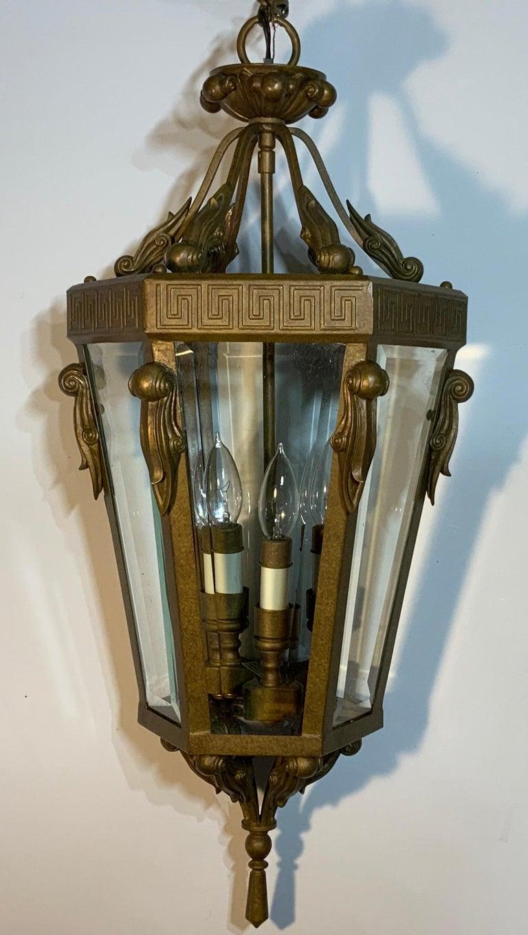 Lampadario neoclassico d'epoca a lanterna esagonale in metallo con chiave greca In condizioni buone in vendita a Delray Beach, FL