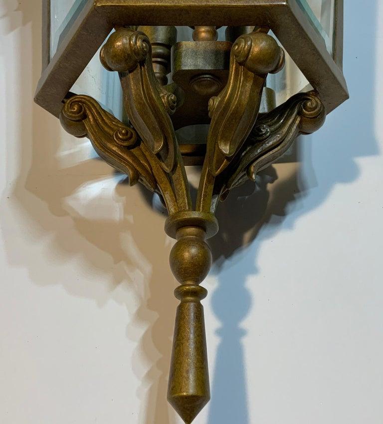 XX secolo Lampadario neoclassico d'epoca a lanterna esagonale in metallo con chiave greca in vendita