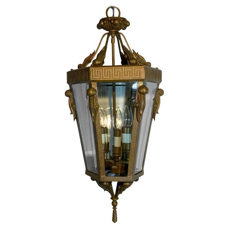 Lampadario neoclassico d
epoca a lanterna esagonale in metallo con chiave greca in vendita