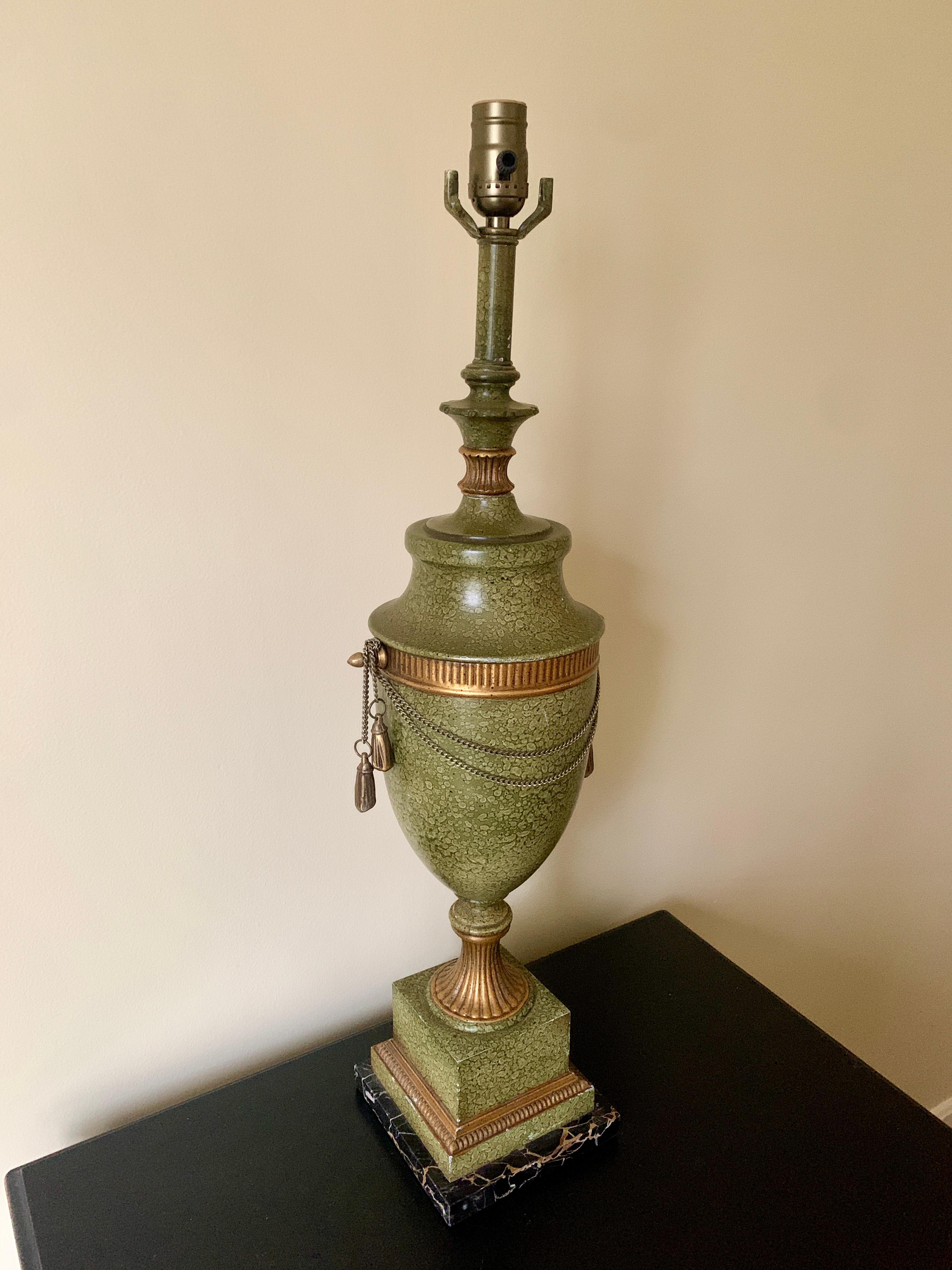 Vintage Neoclassical Hollywood Regency Urn Form Tole Faux Marble Table Lamp In Good Condition For Sale In Elkhart, IN