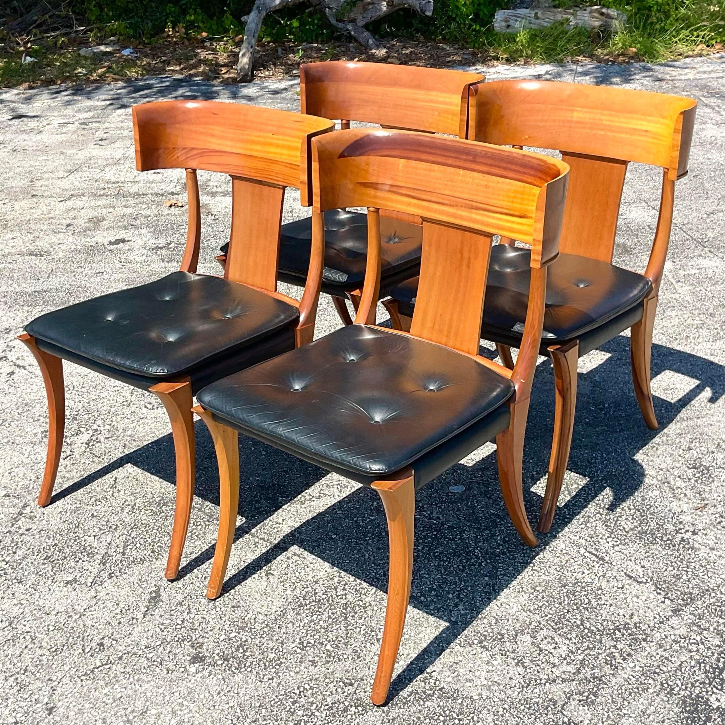 Chaises de salle à manger Klismos vintage néoclassiques d'après Kipp Stuart - lot de 4 Bon état - En vente à west palm beach, FL
