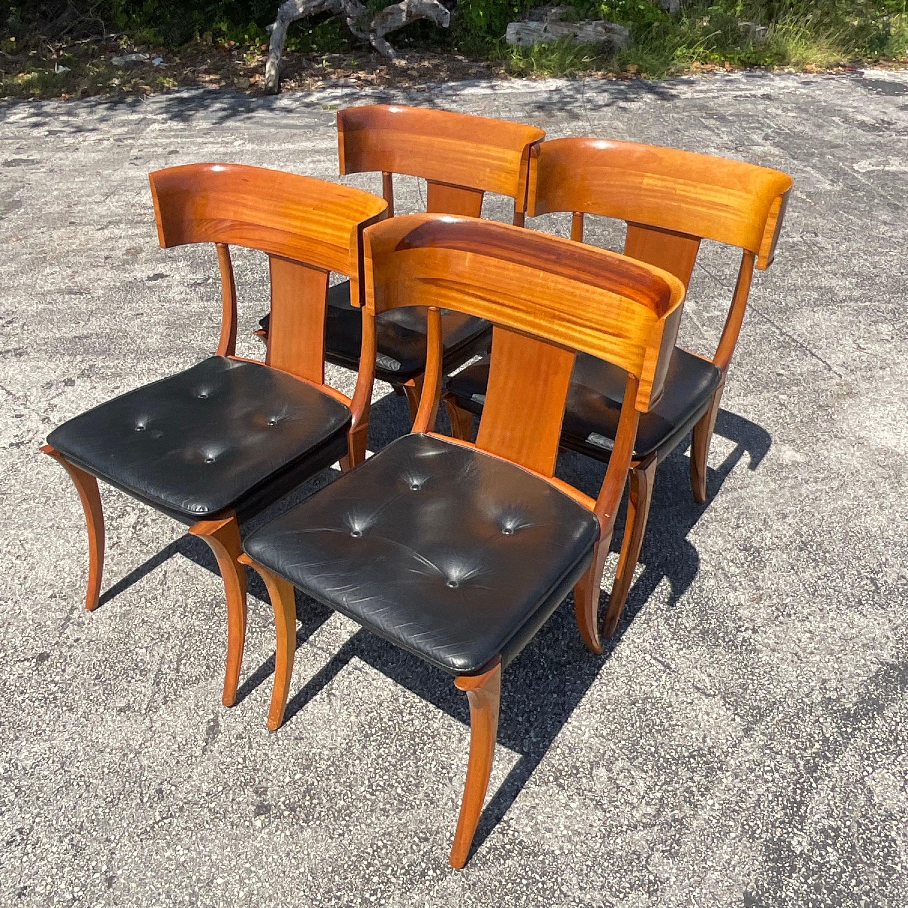 Cuir Chaises de salle à manger Klismos vintage néoclassiques d'après Kipp Stuart - lot de 4 en vente