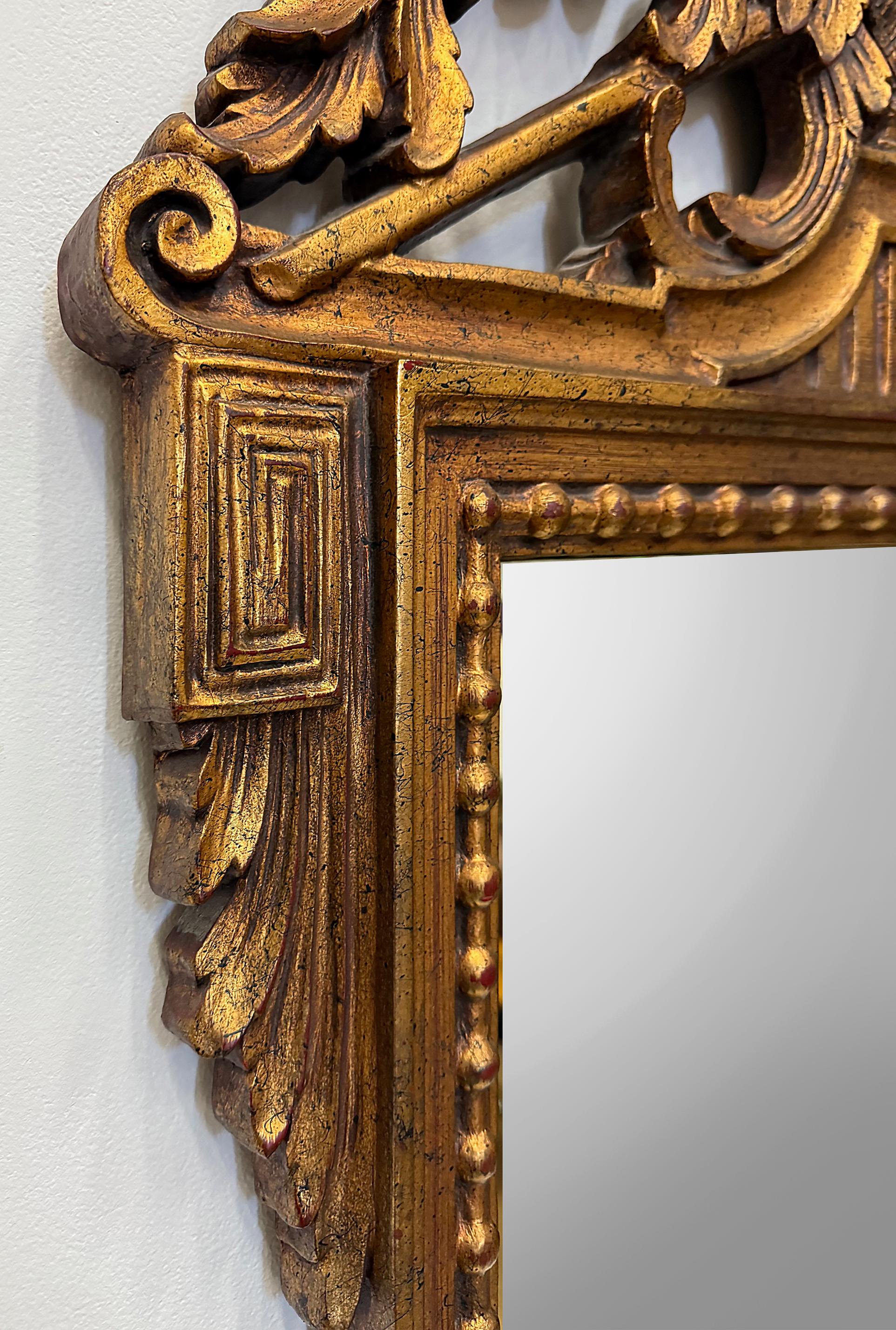 Néo-classique Miroir vintage néoclassique en bois doré de La Barge, cartouche de panier de fleurs à clé grecque en vente