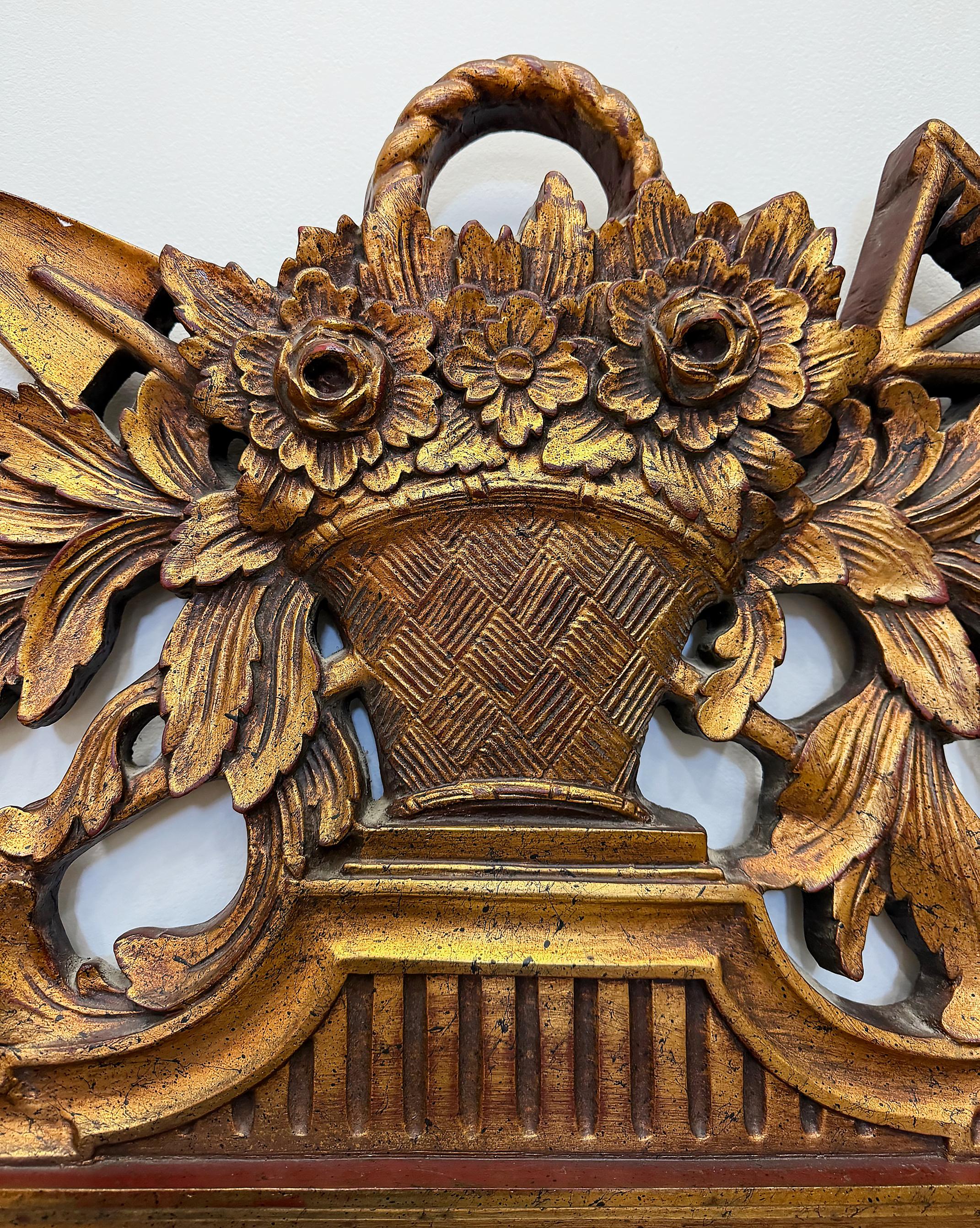Sculpté Miroir vintage néoclassique en bois doré de La Barge, cartouche de panier de fleurs à clé grecque en vente