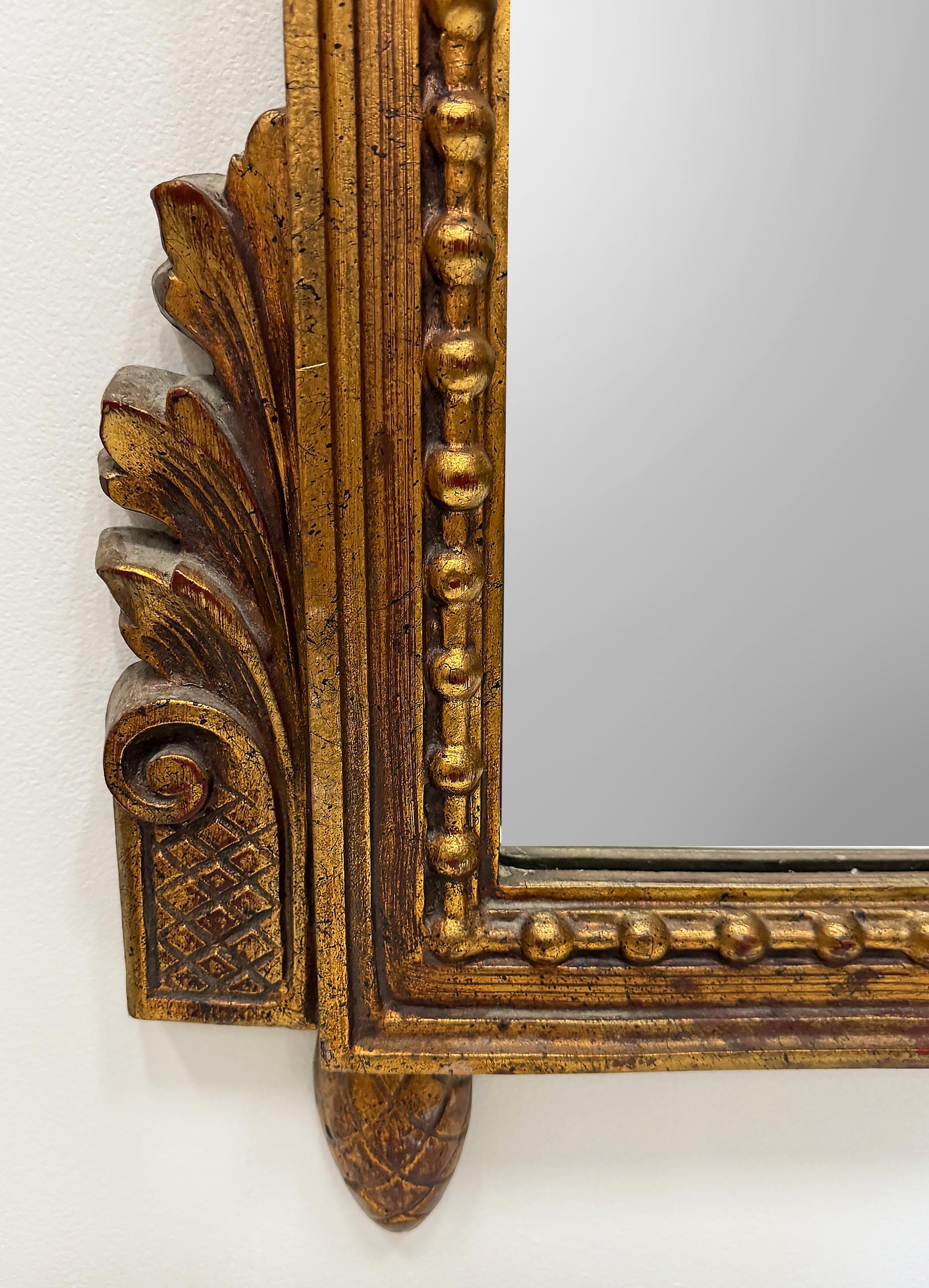 Miroir vintage néoclassique en bois doré de La Barge, cartouche de panier de fleurs à clé grecque Bon état - En vente à Miami, FL