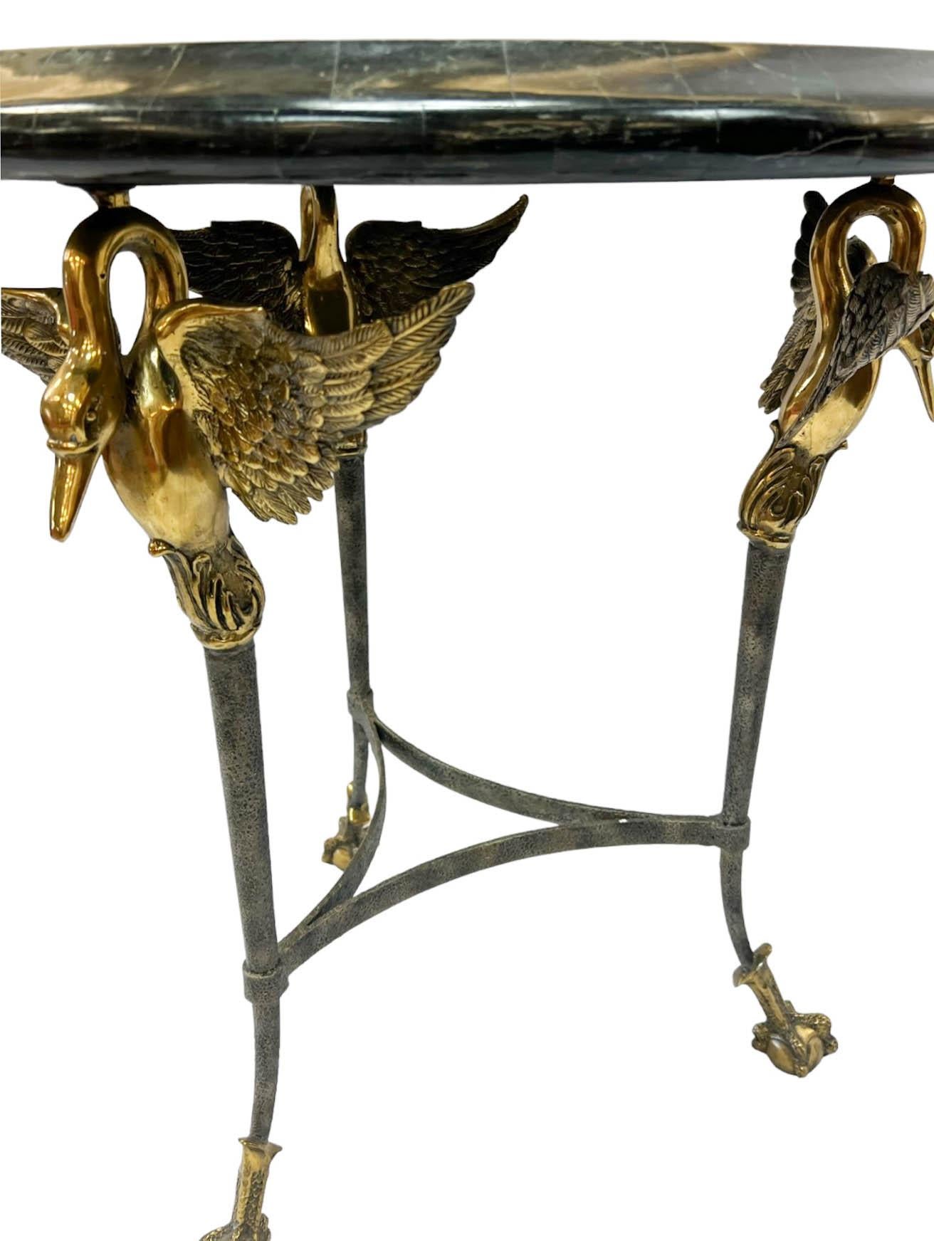 Table d'appoint néoclassique incrustée en marbre de Maitland-Smith en vente 6