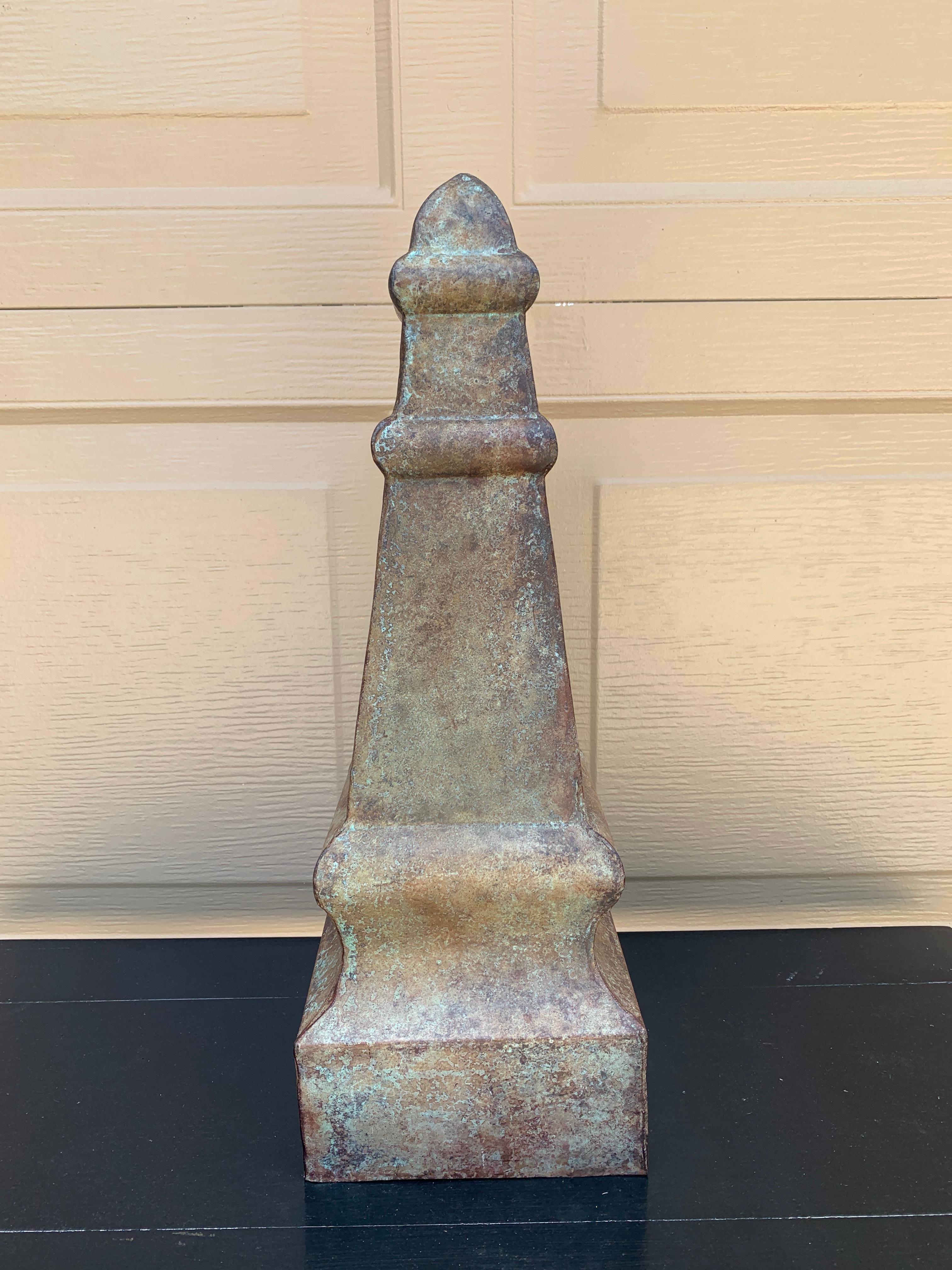 Vintage Neoklassischen Metall Garten Finial oder Obelisk (amerikanisch) im Angebot