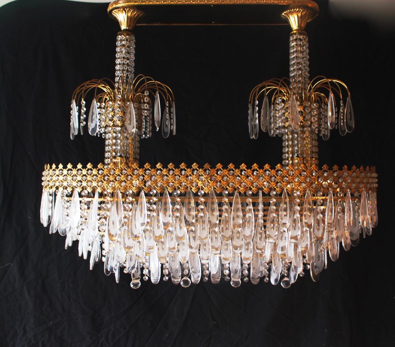 Vintage neoclassical Murano glass and Swarovski crystal chandelier with gilt brass frame, 1980s
gilt brass frame
- Made with Murano drop glass and Swarovski crystals, in Valencia, Spain.
- 6 bulbs x e14 bulbs + 8 bulbs x e27 bulbs.