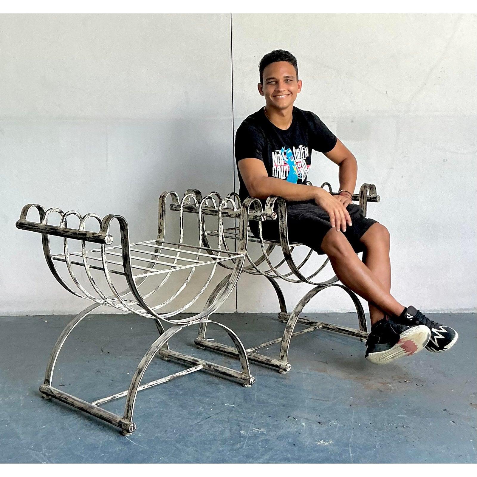 Nous vous présentons une magnifique paire de bancs curule néoclassiques vintage, un design intemporel qui rappelle les anciennes magistratures romaines, réimaginé avec le flair du milieu du 20e siècle. Ces bancs sont magistralement fabriqués en fer