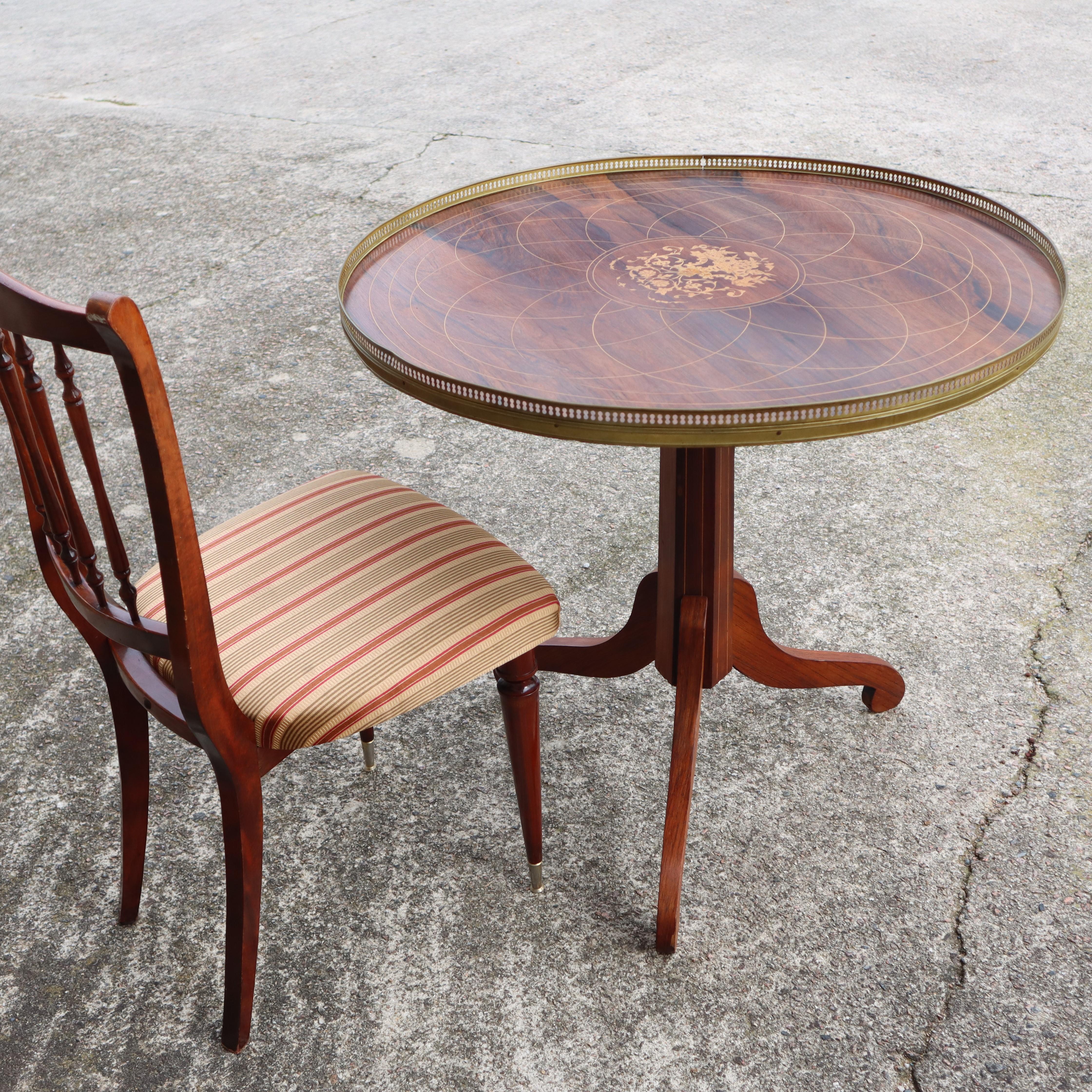Vintage néoclassique  Table sur piédestal incrustée - Galerie laiton des années 60 en vente 5