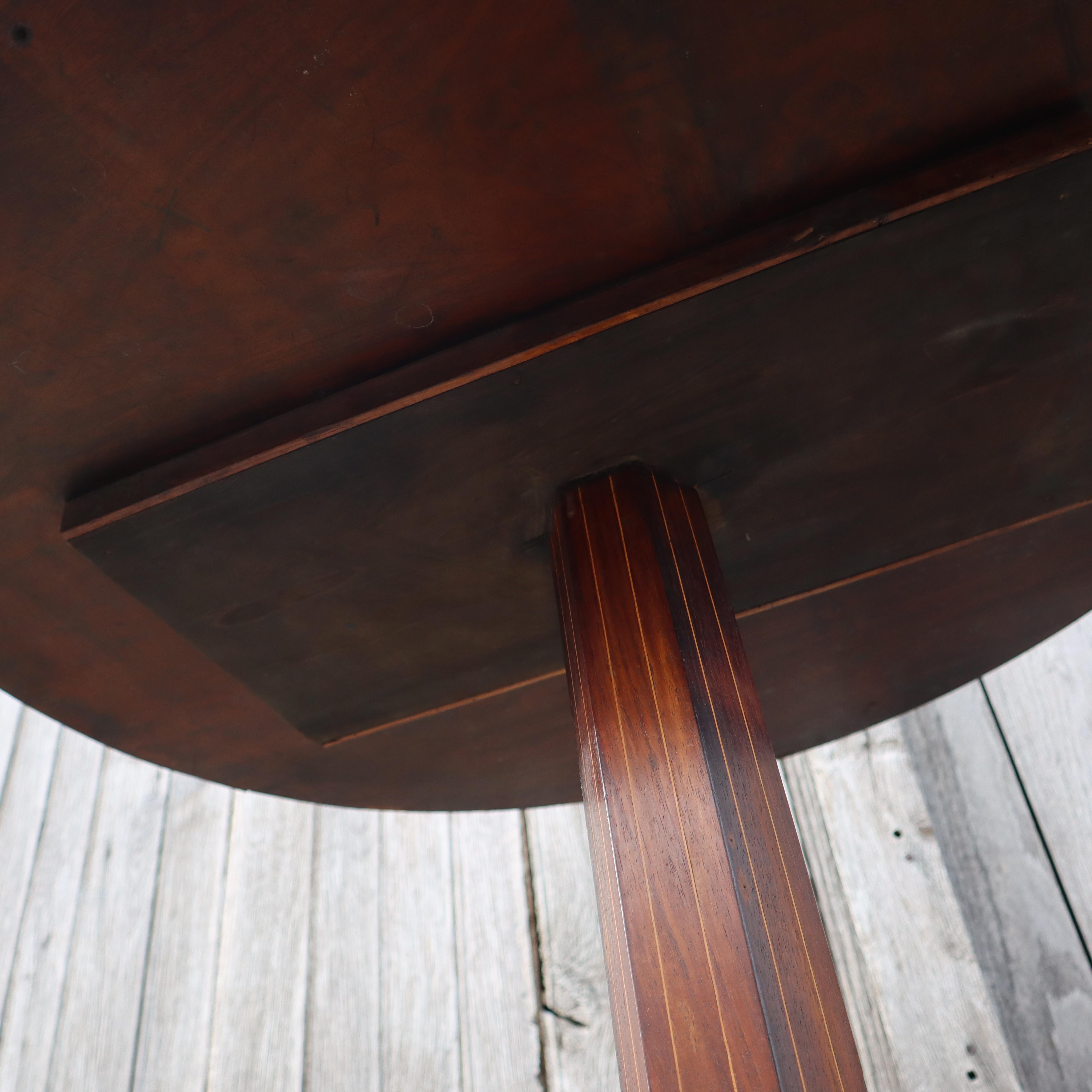 Vintage néoclassique  Table sur piédestal incrustée - Galerie laiton des années 60 en vente 7