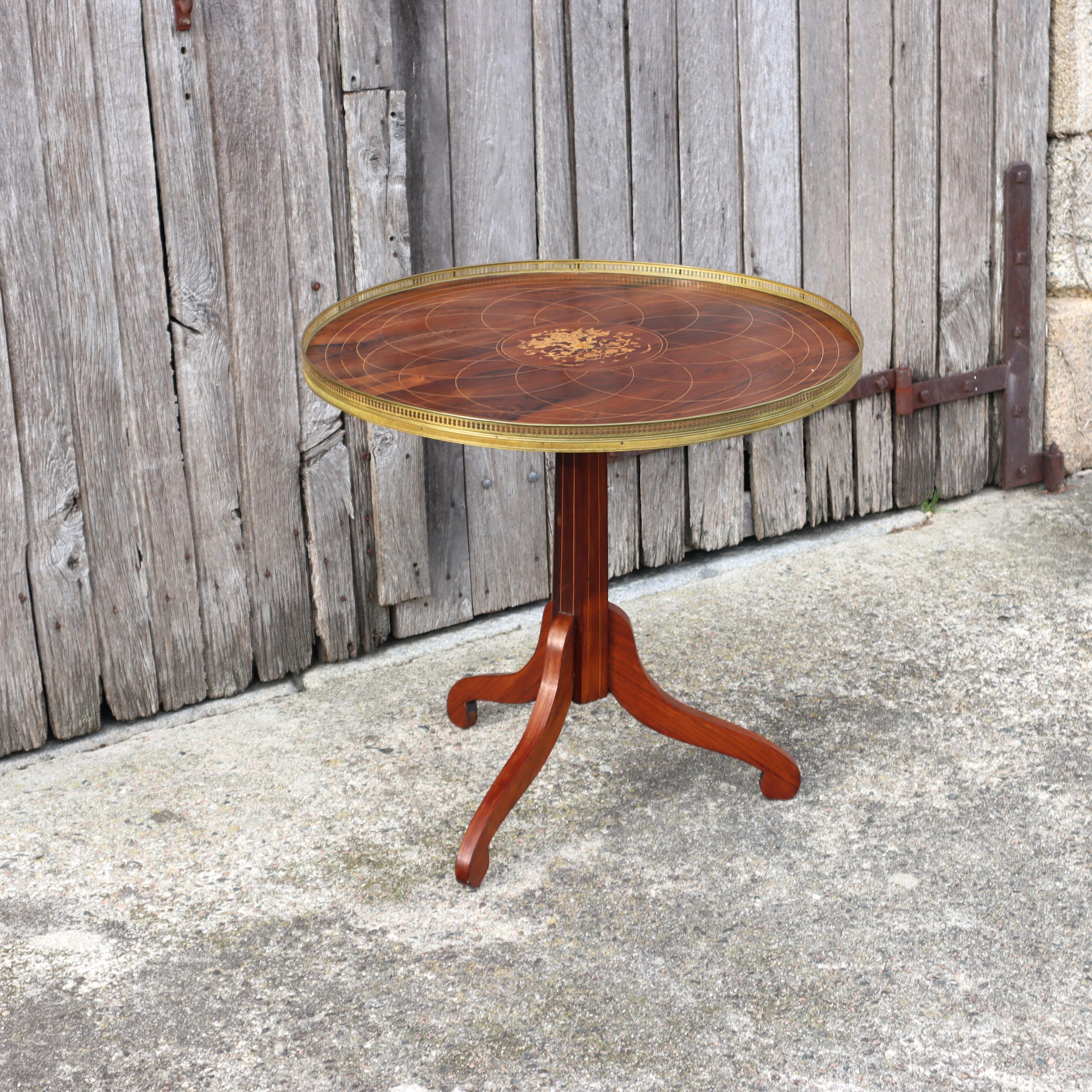 Beautiful french Pedestal Table Neoclassical Style from the 60s.
This big round Table Surface has a striking Wood Grain,
The Table Top is decorated with artistic Inlay work with floral motifs in the Center.
The Edge of the Table is decorated all