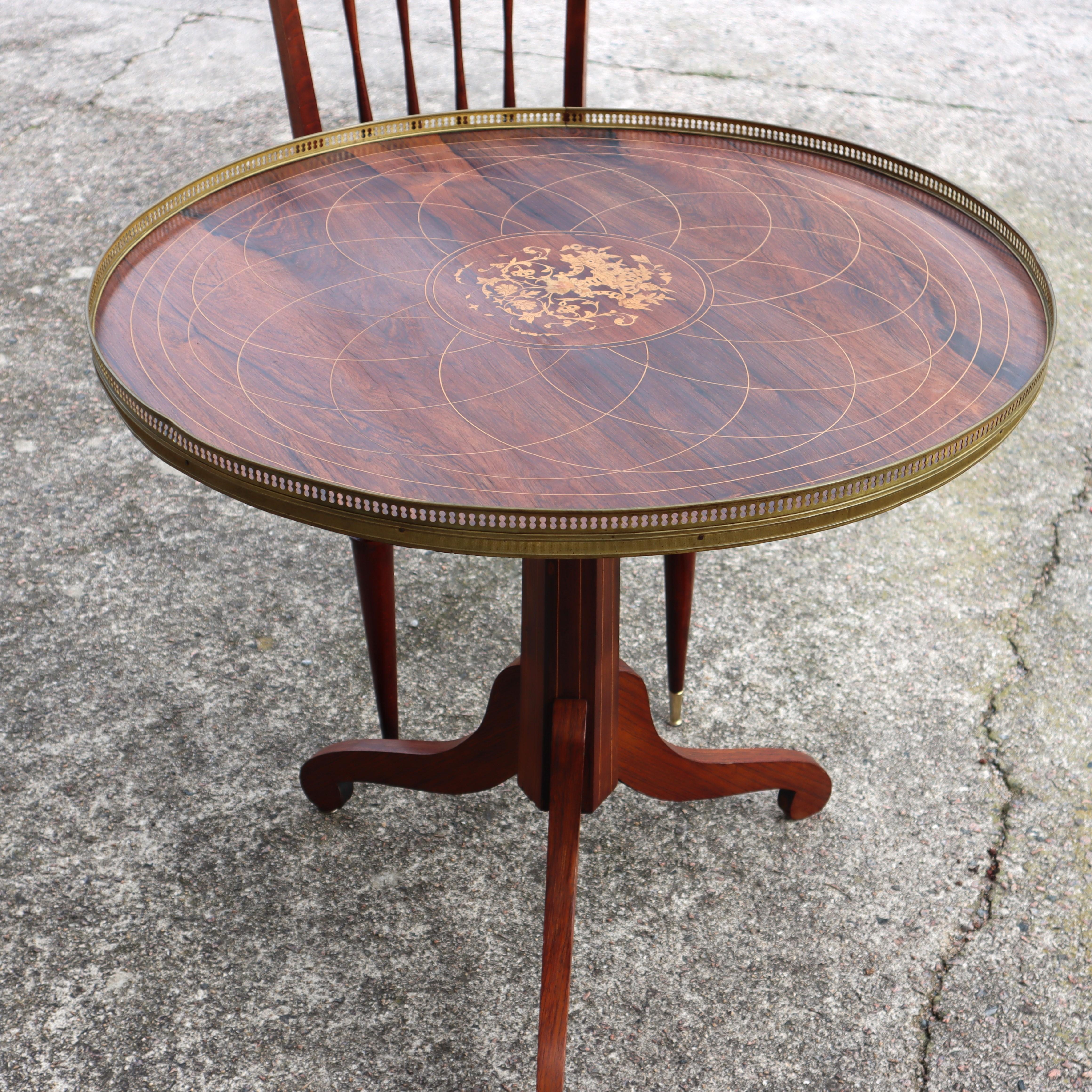 Vintage Neoclassical  Pedestal Table- Inlay work - Brass Gallery-60s In Good Condition For Sale In Bussiere Dunoise, Nouvel Aquitaine