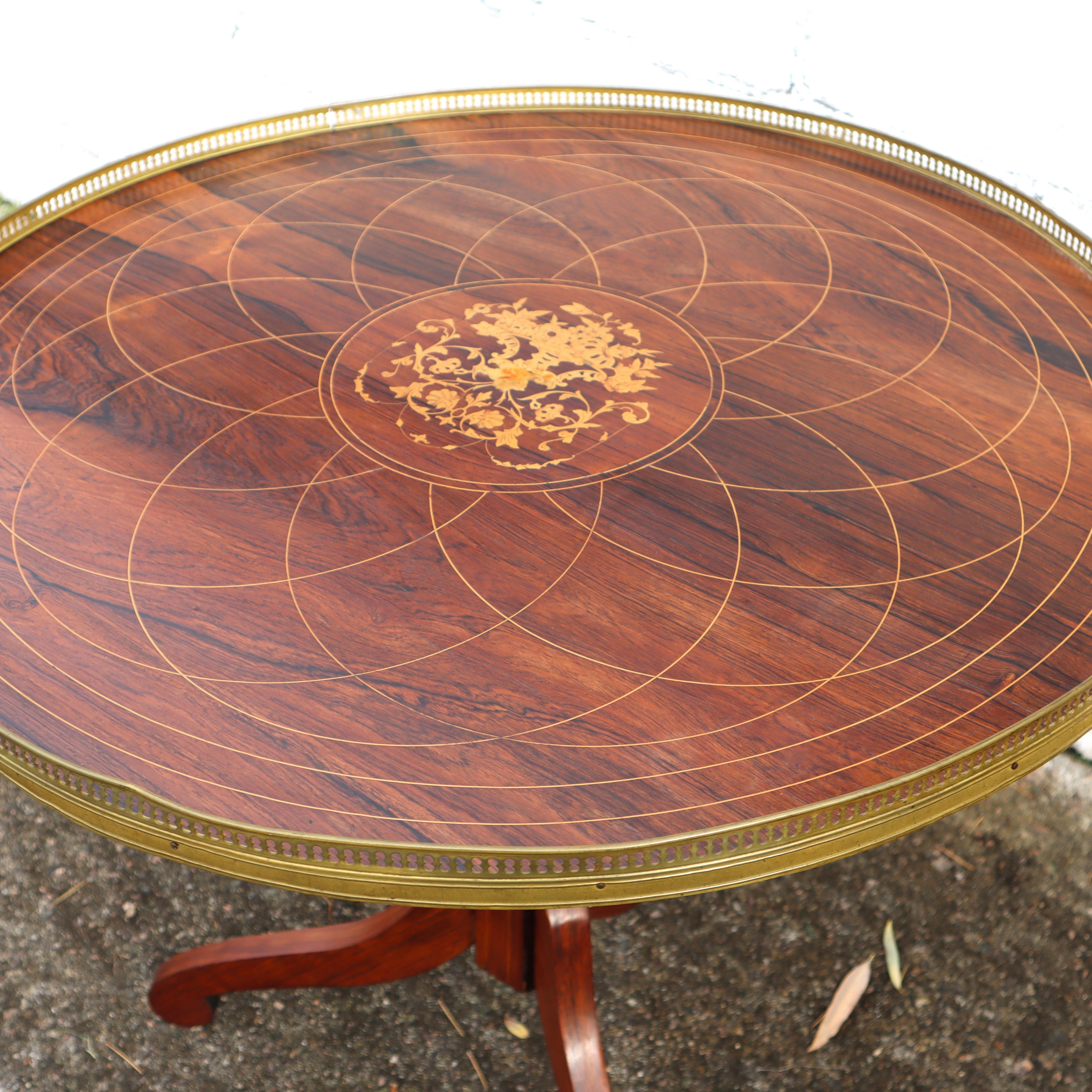Milieu du XXe siècle Vintage néoclassique  Table sur piédestal incrustée - Galerie laiton des années 60 en vente