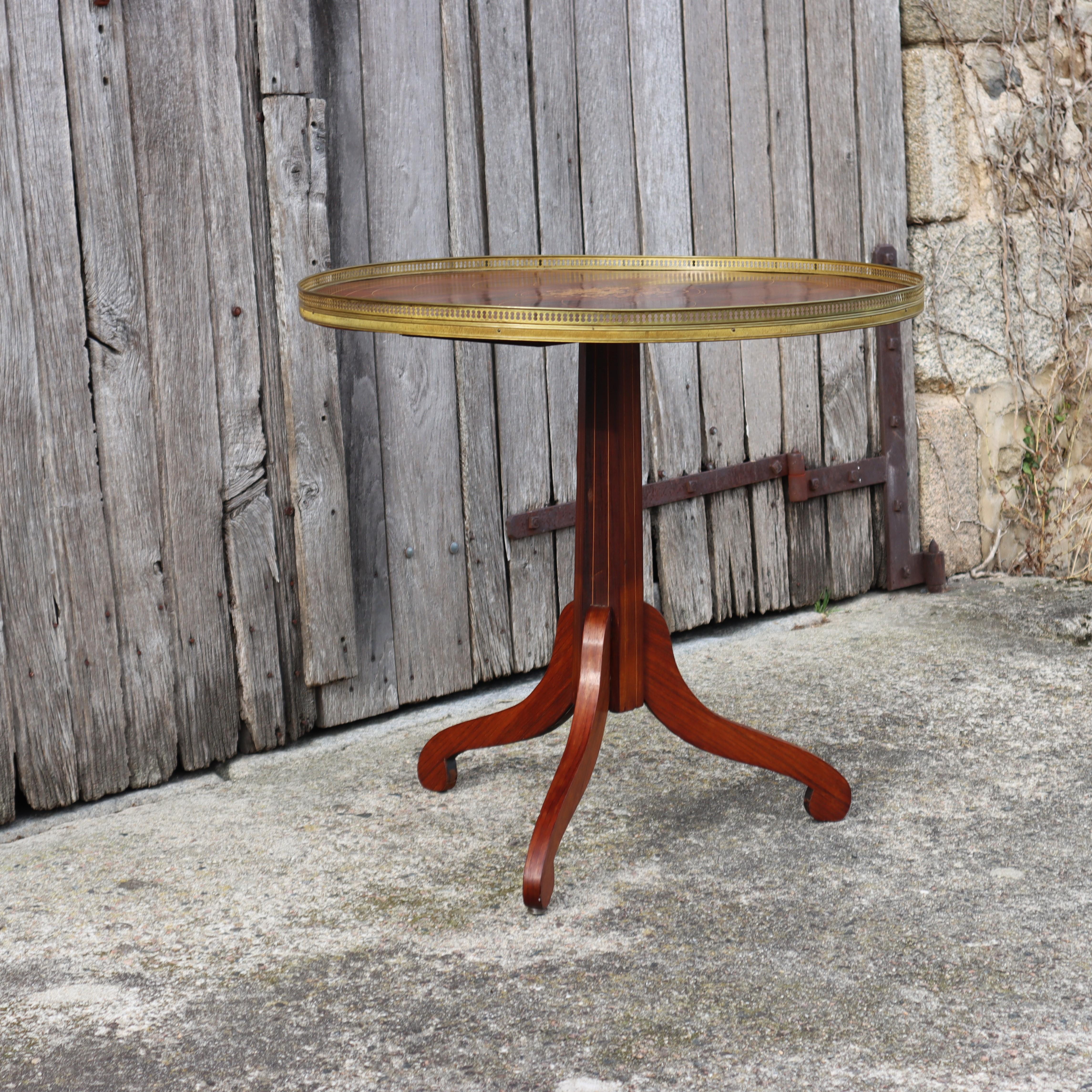 Vintage Neoclassical  Pedestal Table- Inlay work - Brass Gallery-60s For Sale 4