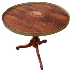 Vintage néoclassique  Table sur piédestal incrustée - Galerie laiton des années 60