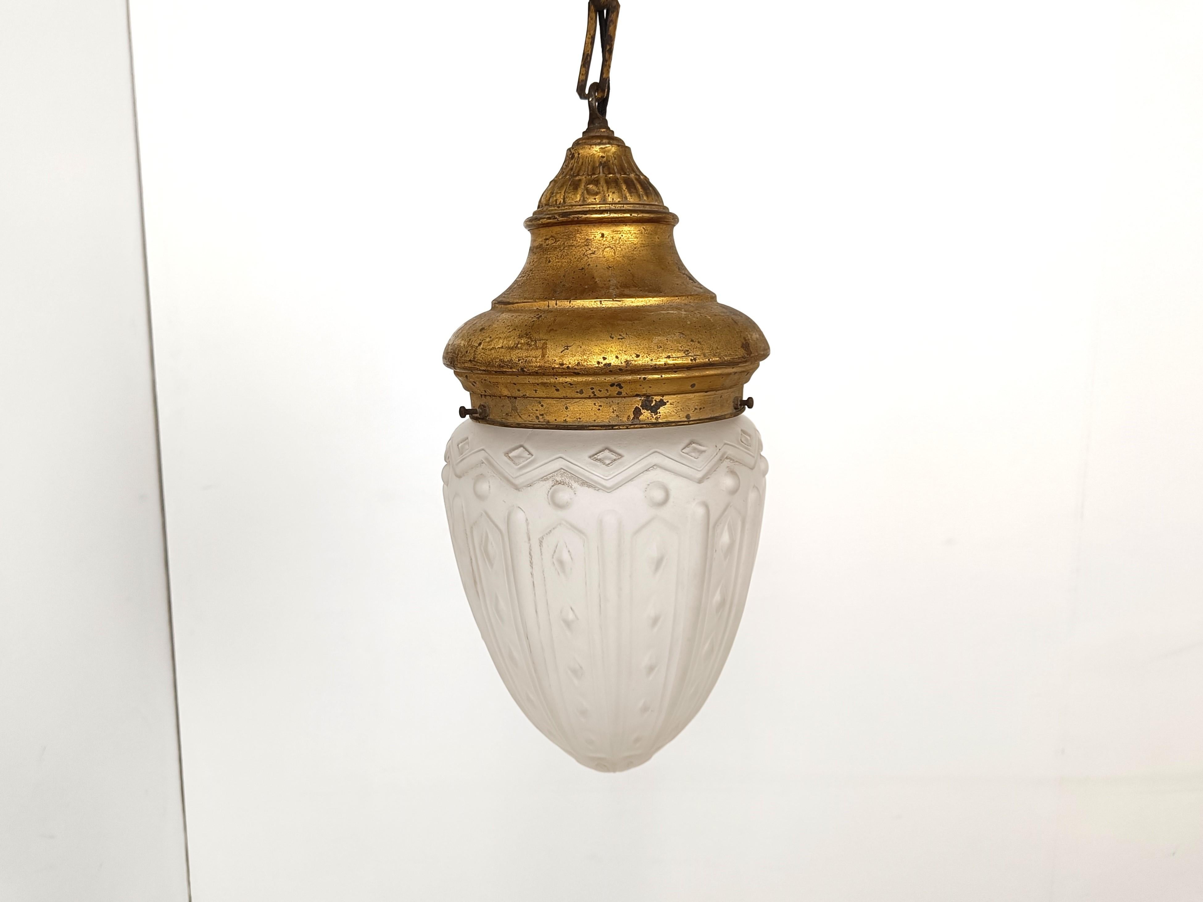 Vintage neoclassical style pendant light from the 1950s.

Gilt metal shade holder and decorated matte glass.

Tested and ready for use with a regular E27 light bulb holder.

1950s - France

Dimensions:
Height: 75cm (chain can be adjusted)
Width x
