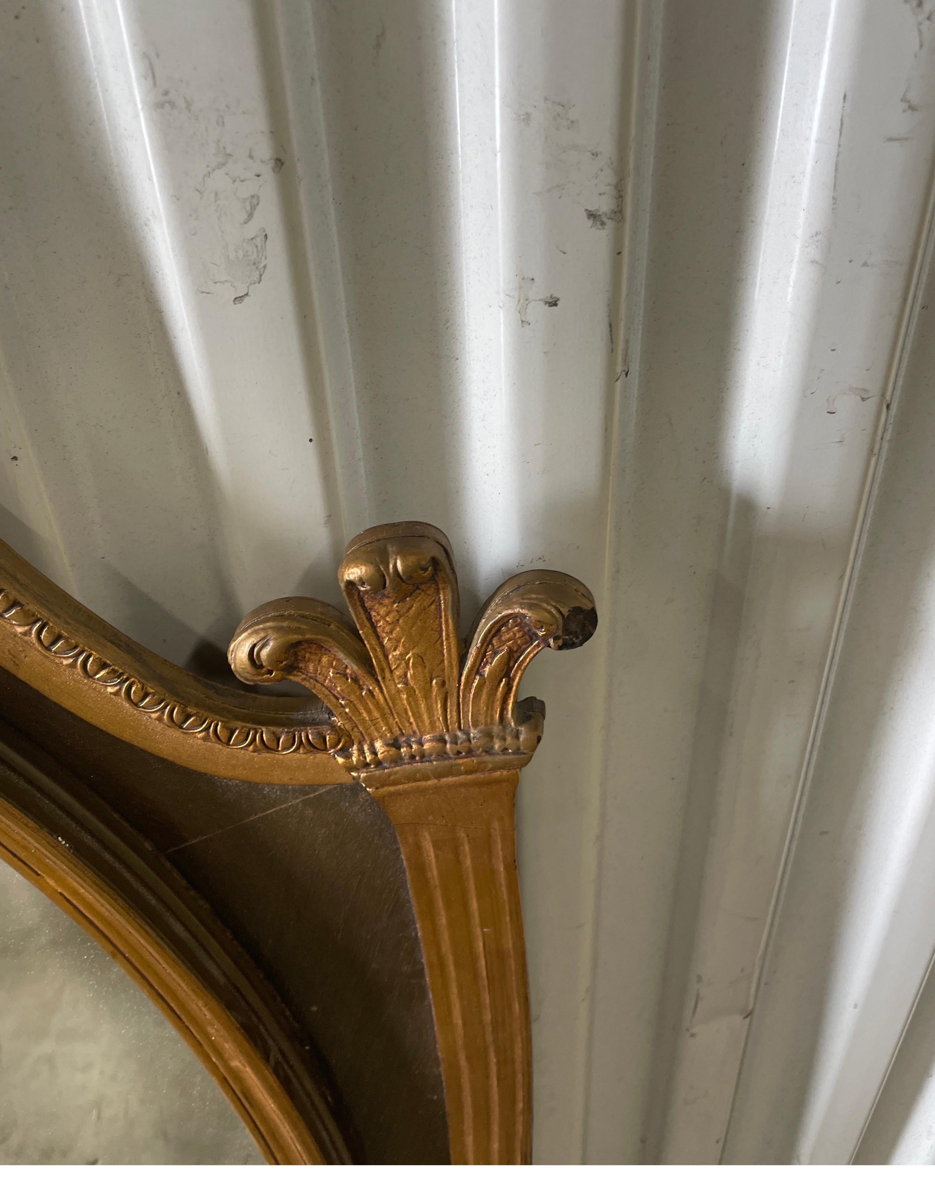 Specchio ovale neoclassico a forma di scudo d'epoca In condizioni buone in vendita a West Palm Beach, FL