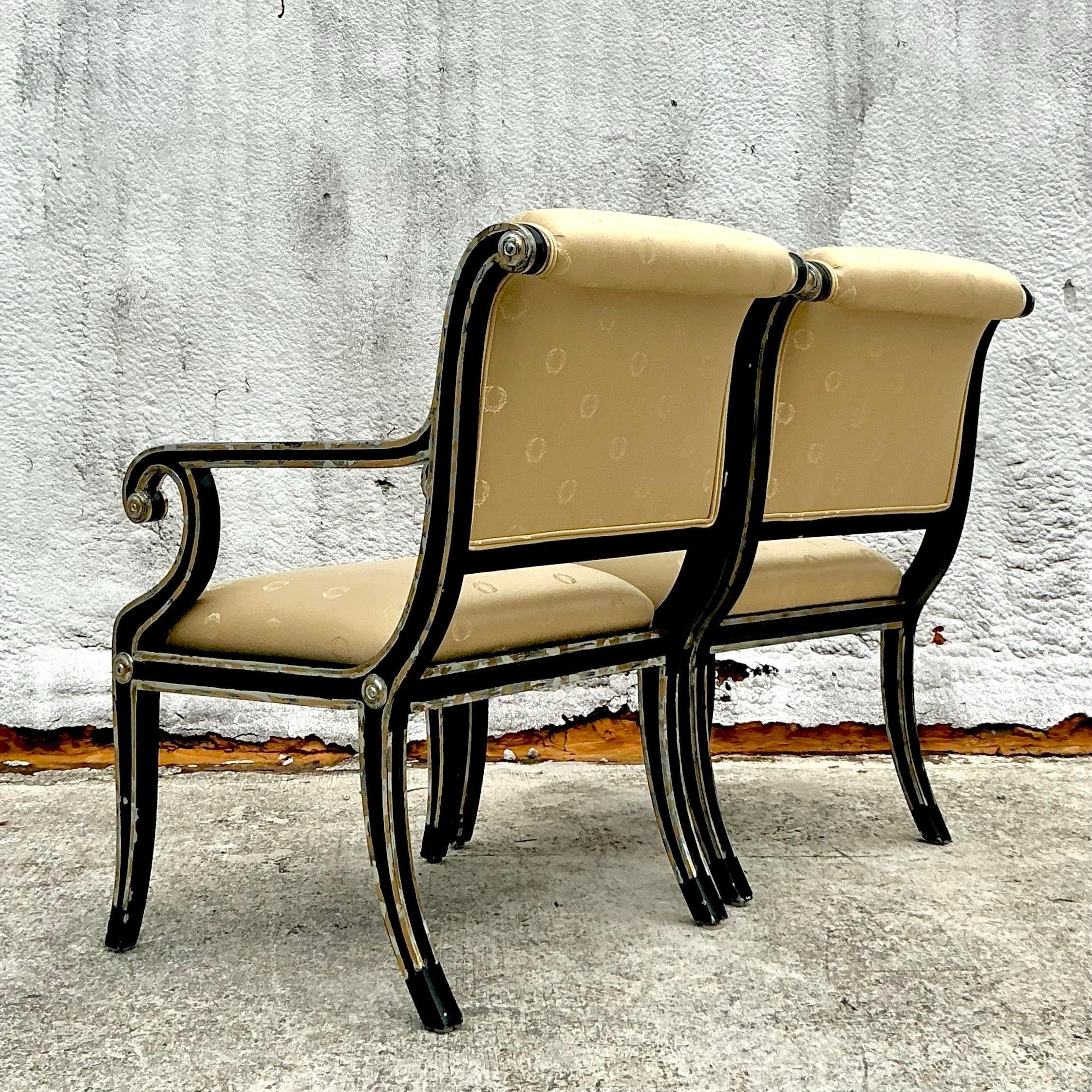 Americano Sedie da salotto neoclassiche d'epoca in argento dorato - una coppia in vendita