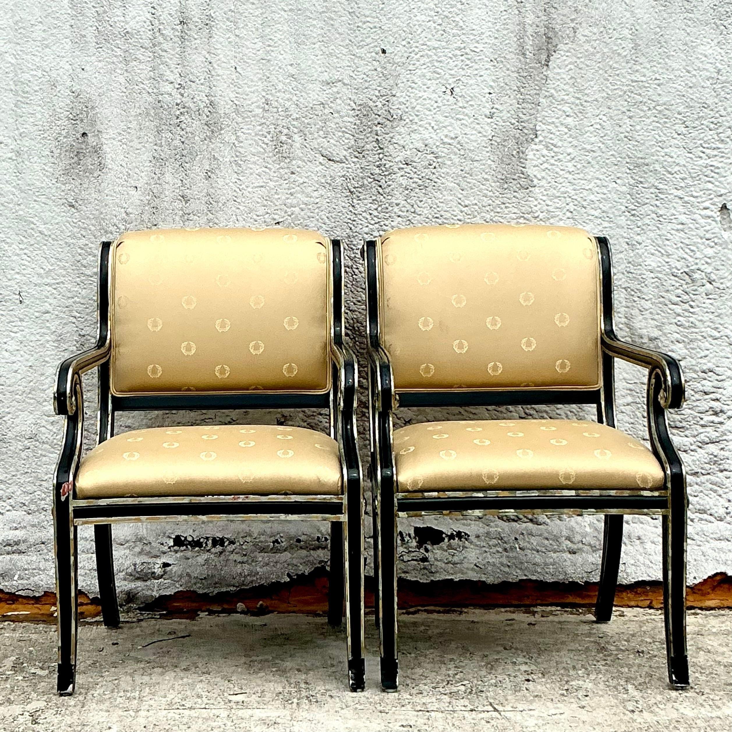 Sedie da salotto neoclassiche d'epoca in argento dorato - una coppia In condizioni buone in vendita a west palm beach, FL