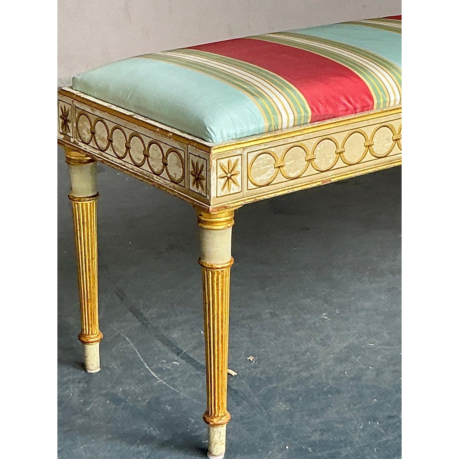 Eleganza raffinata della Francia del XVIII secolo, questa monumentale panca d'epoca è uno splendido esempio dello stile neoclassico Luigi XVI. La struttura extra-lunga a sei gambe è magistralmente intagliata a mano in legno con una luminosa finitura
