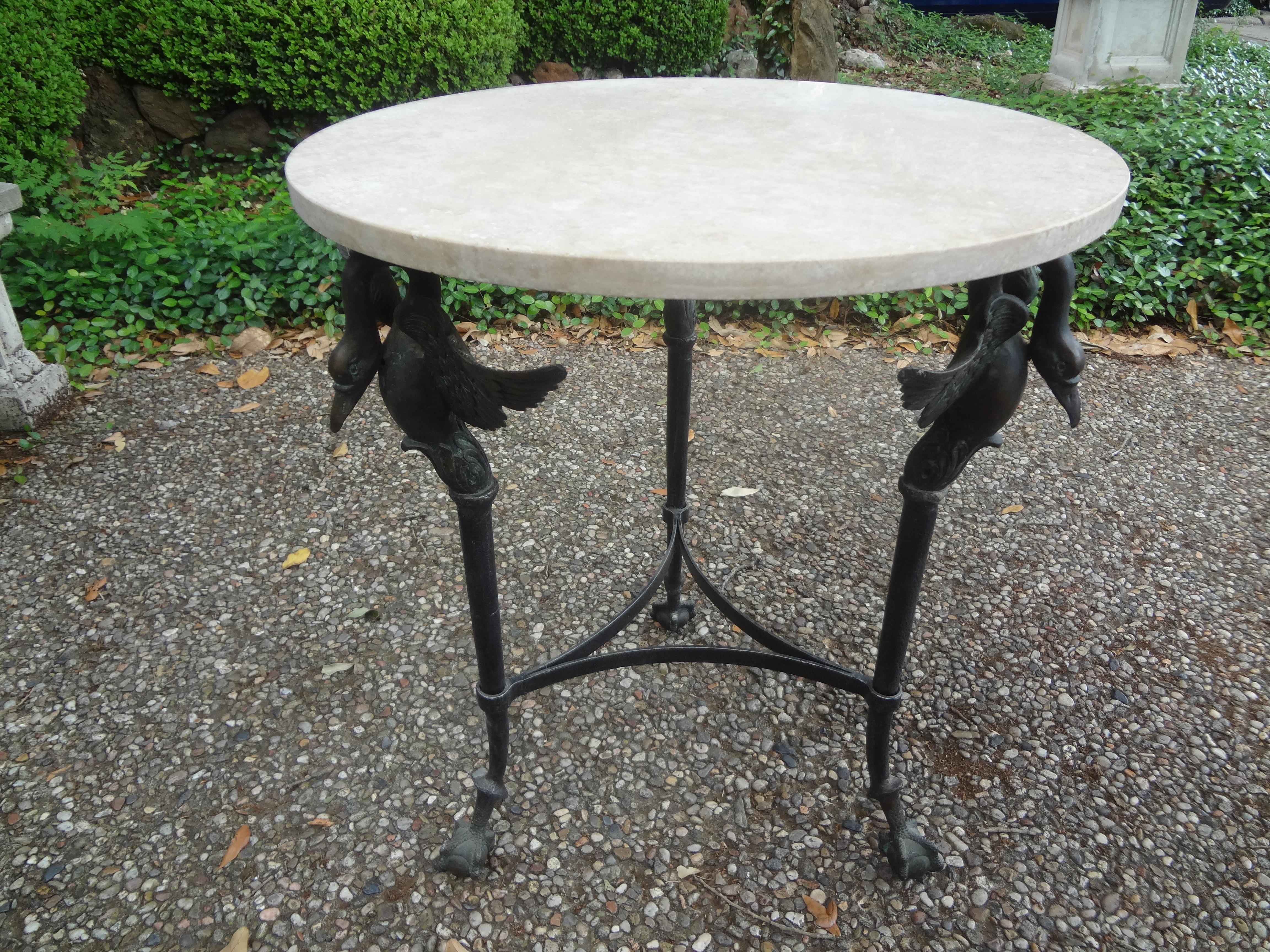 Neoklassizistischer Vintage-Tisch aus Bronze mit Travertinplatte (Neoklassisch) im Angebot
