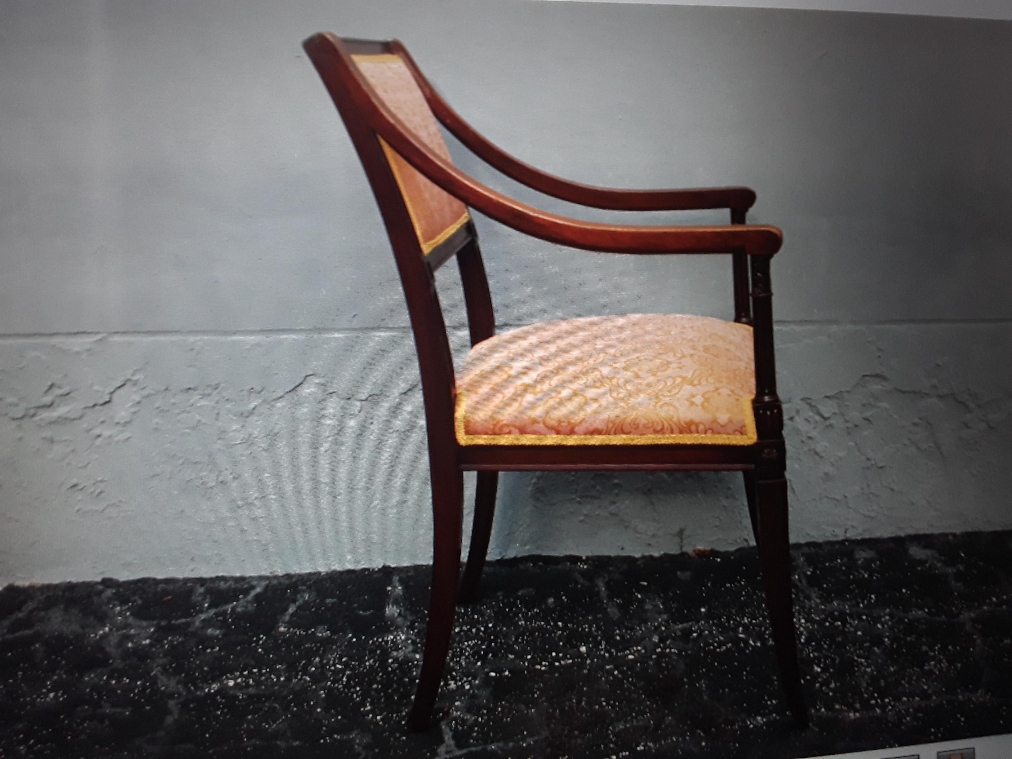 Chaise d'appoint de style néoclassique vintage en bois sculpté/ Textile rose, jaune et or en vente 4