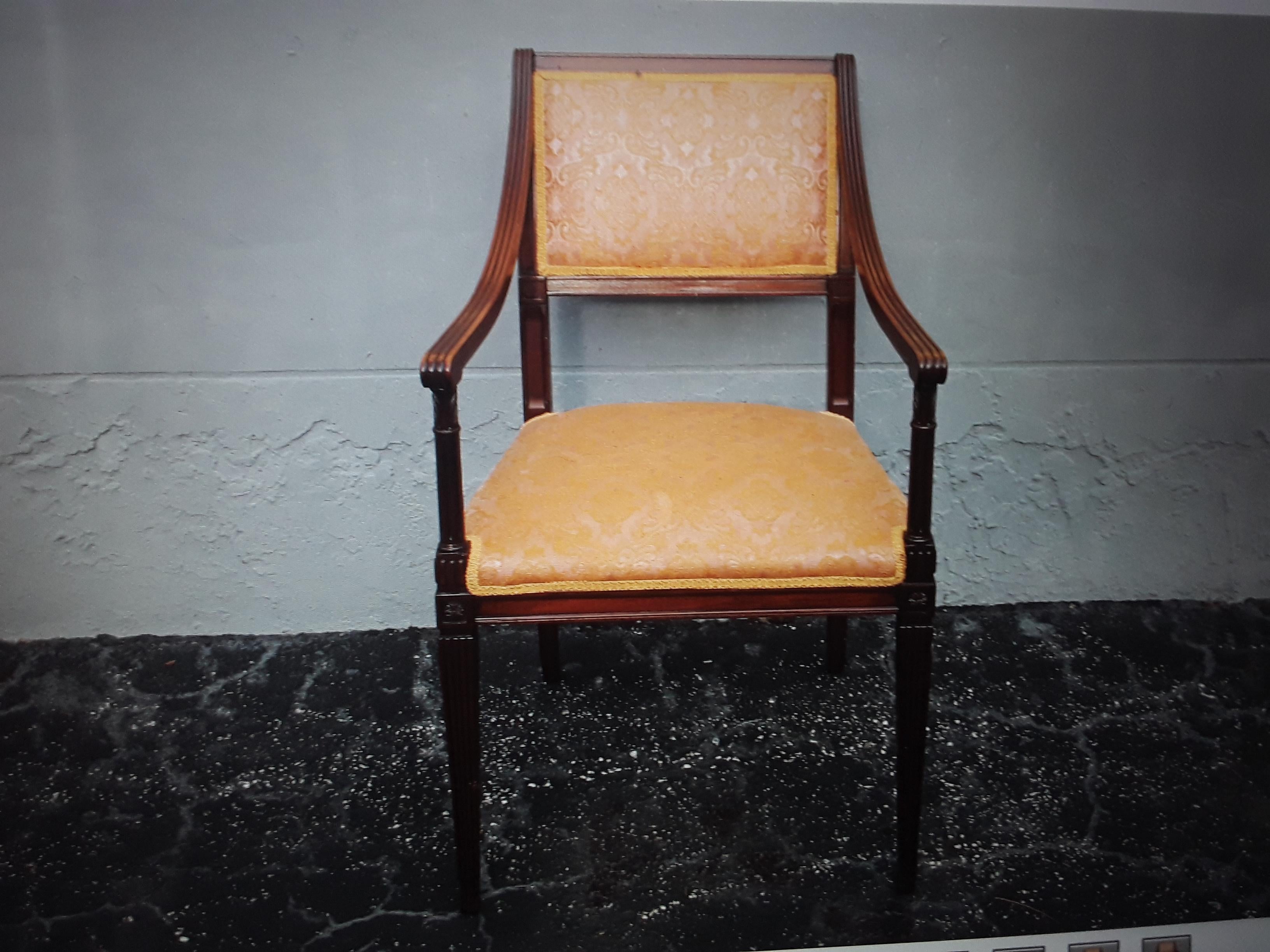 Chaise d'appoint de style néoclassique vintage en bois sculpté/ Textile rose, jaune et or en vente 5