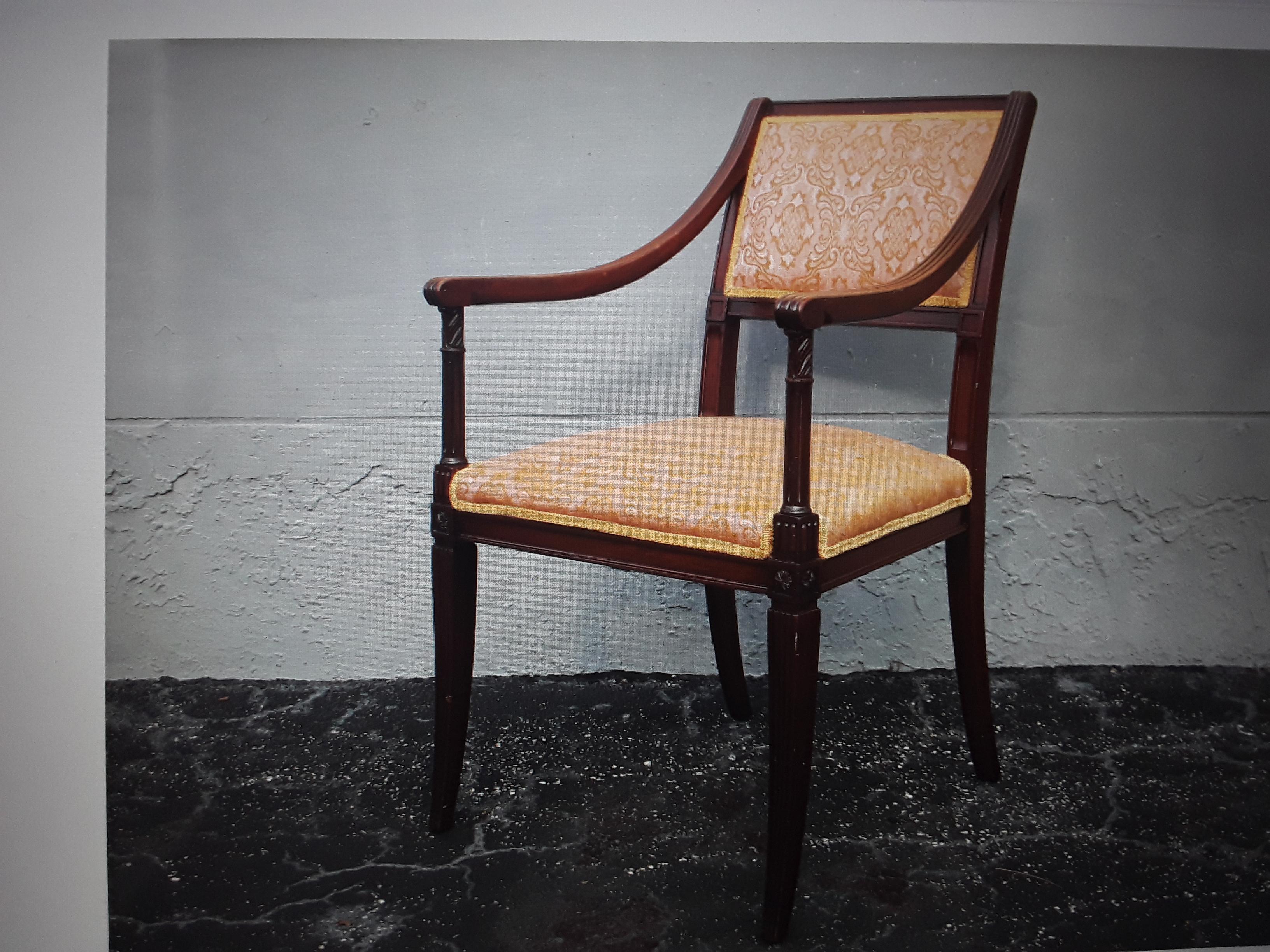 Chaise d'appoint de style néoclassique vintage en bois sculpté/ Textile rose, jaune et or en vente 6