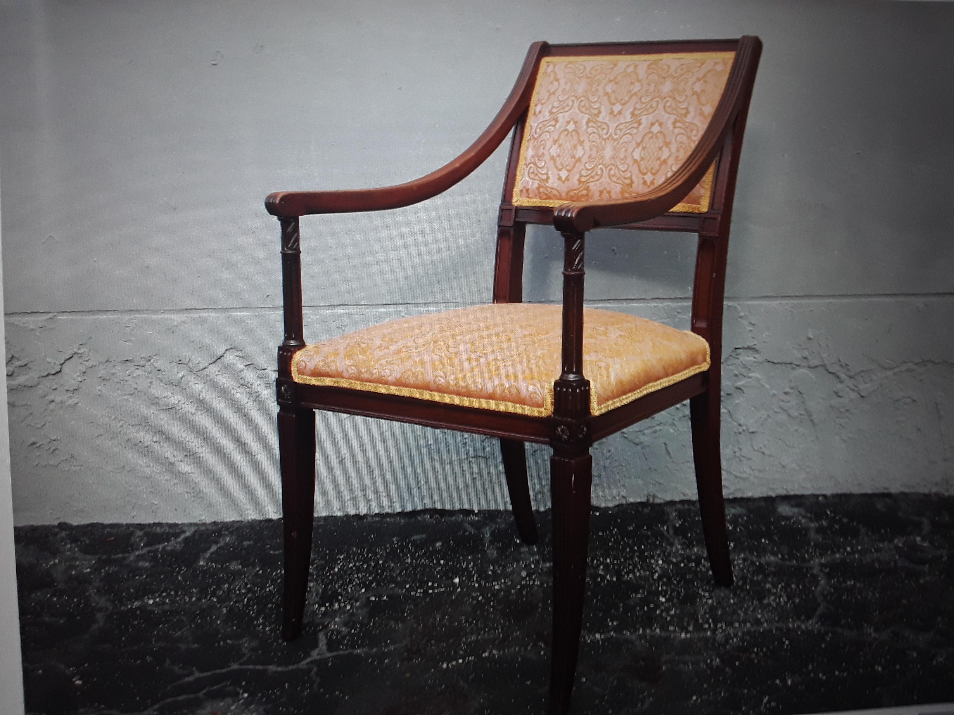 Chaise d'appoint de style néoclassique vintage en bois sculpté/ Textile rose, jaune et or en vente 8