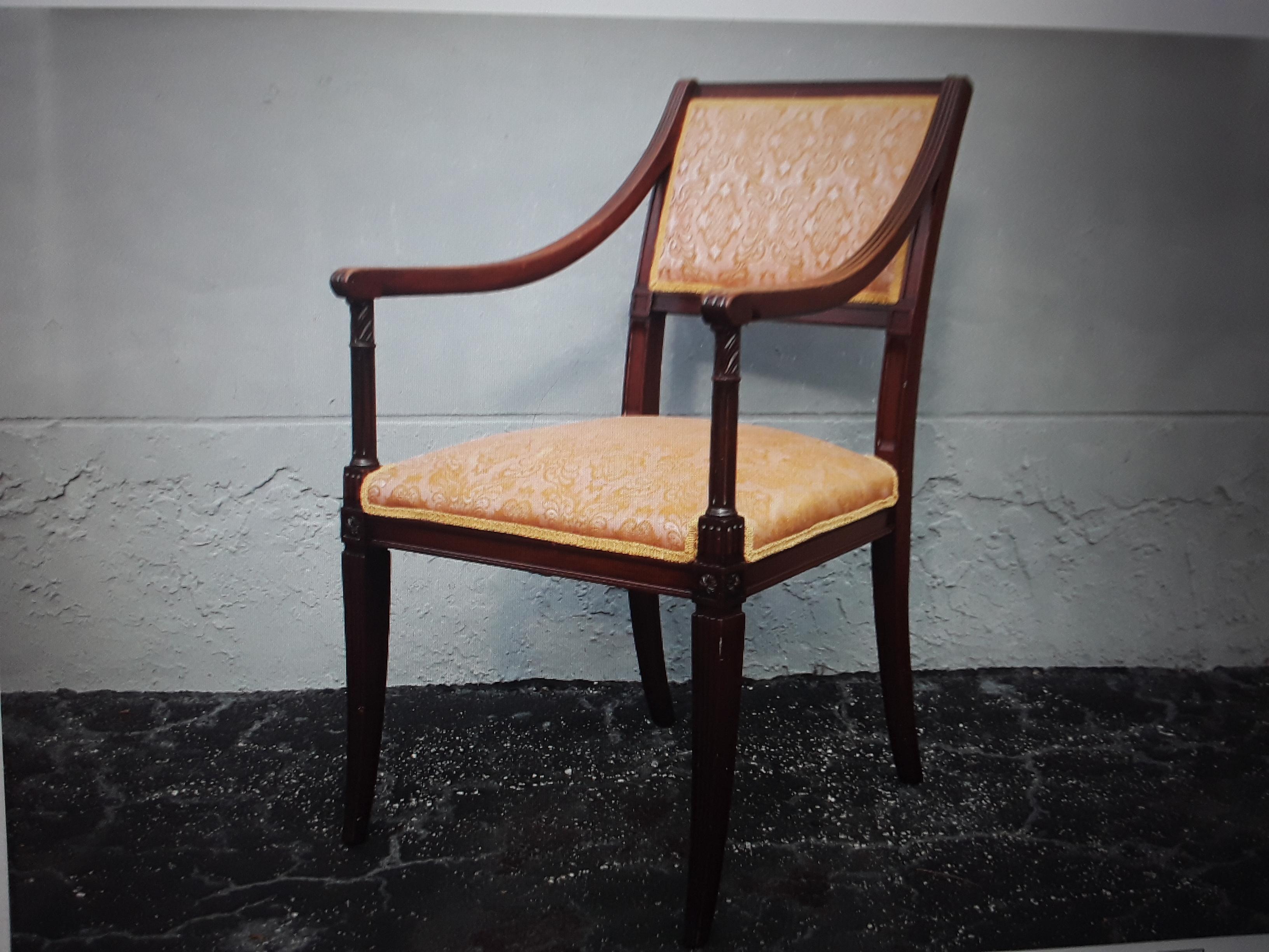 Chaise d'appoint de style néoclassique vintage en bois sculpté/ Textile rose, jaune et or en vente 9