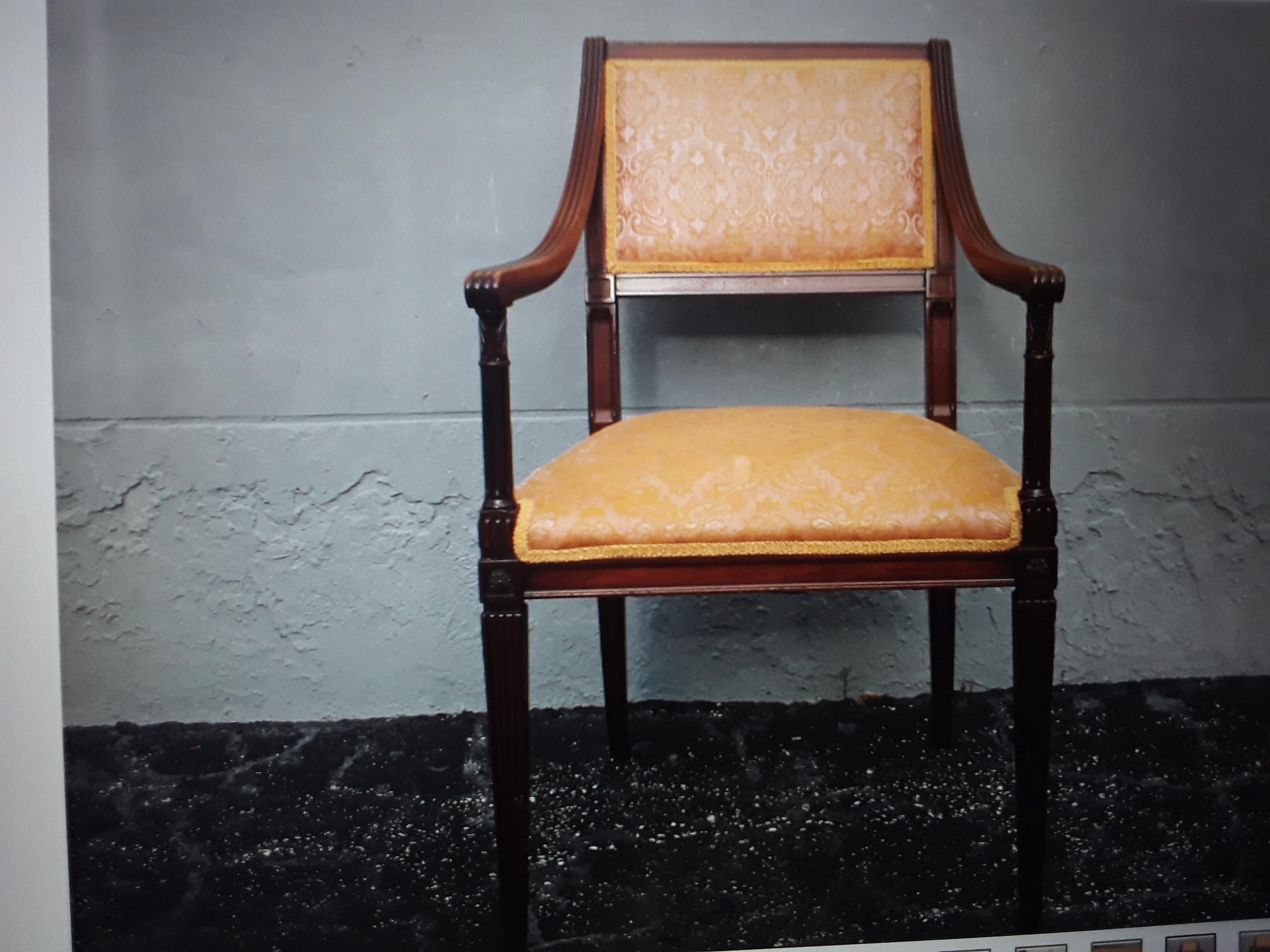 Néoclassique Chaise d'appoint de style néoclassique vintage en bois sculpté/ Textile rose, jaune et or en vente