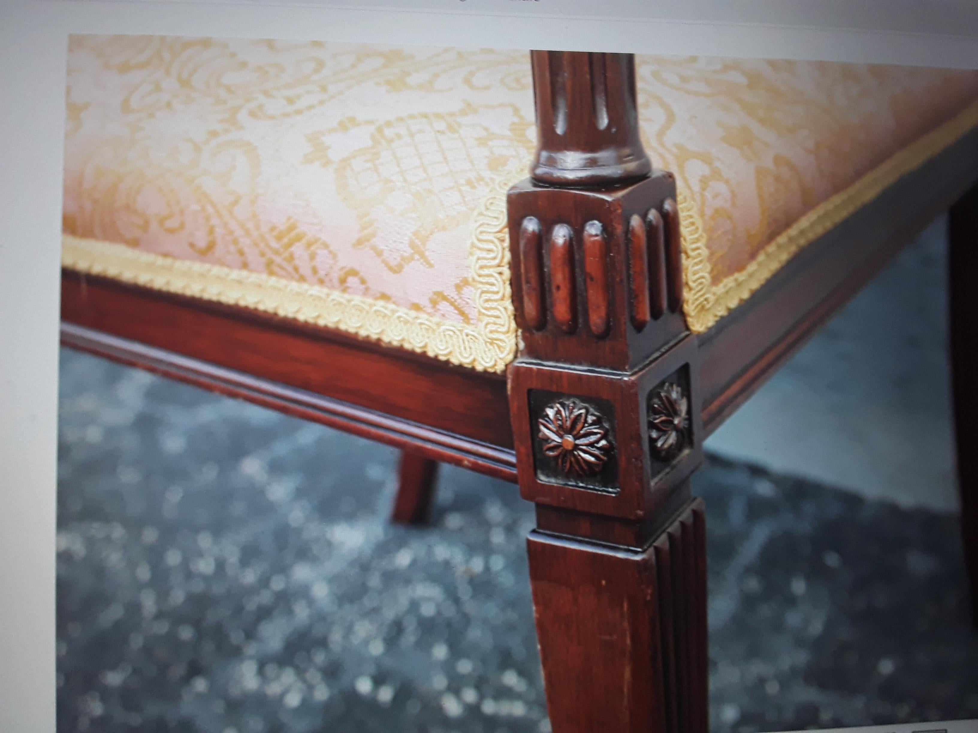Bois Chaise d'appoint de style néoclassique vintage en bois sculpté/ Textile rose, jaune et or en vente
