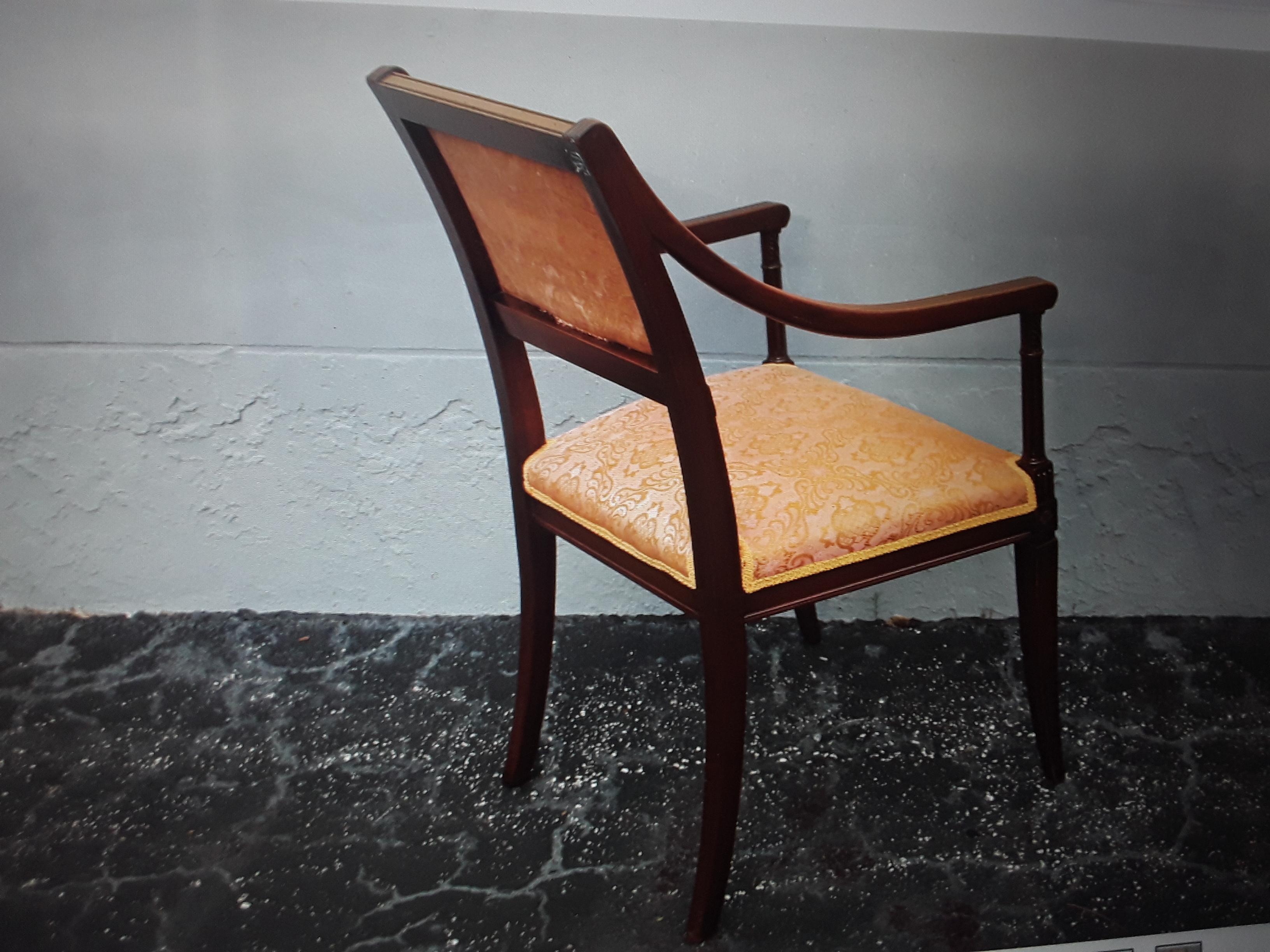 Chaise d'appoint de style néoclassique vintage en bois sculpté/ Textile rose, jaune et or en vente 2