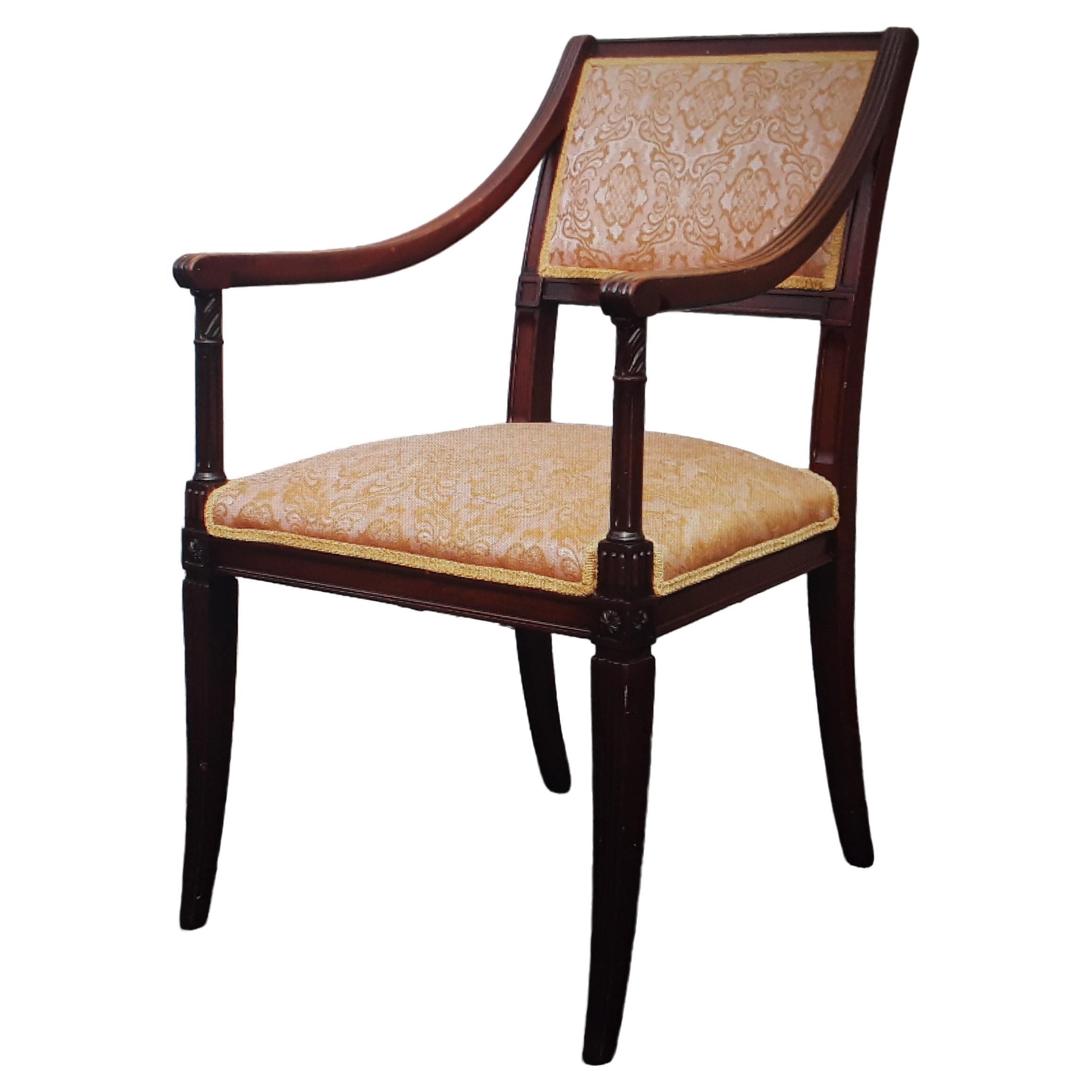 Chaise d'appoint de style néoclassique vintage en bois sculpté/ Textile rose, jaune et or en vente