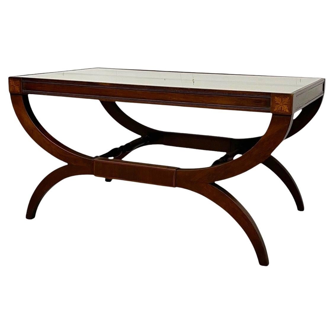 Vintage Couchtisch im neoklassischen Stil mit abnehmbarer Glasplatte.