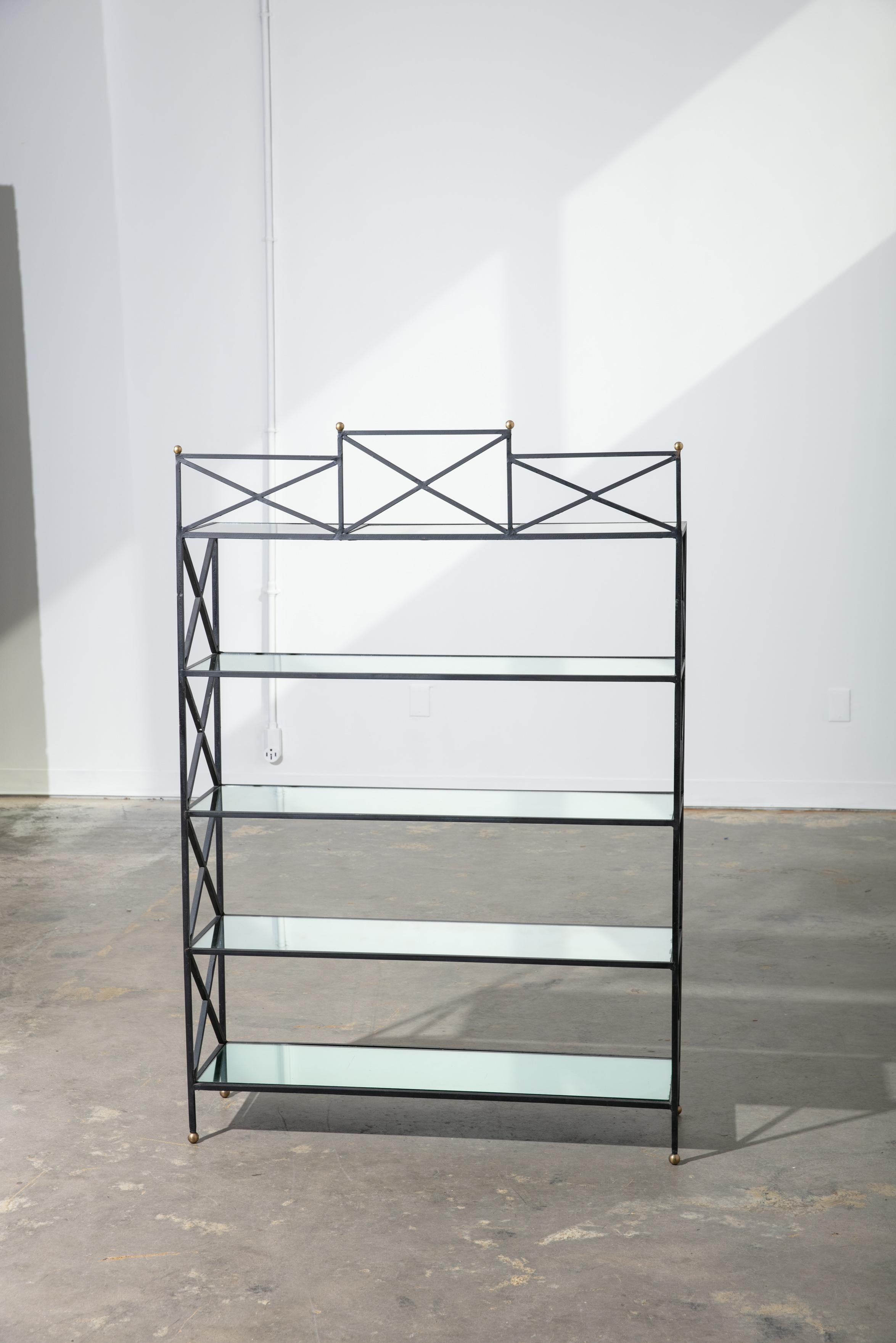 Neoklassizistische Vintage-Etagere im neoklassischen Stil mit antiken Spiegelregalen im Angebot 4