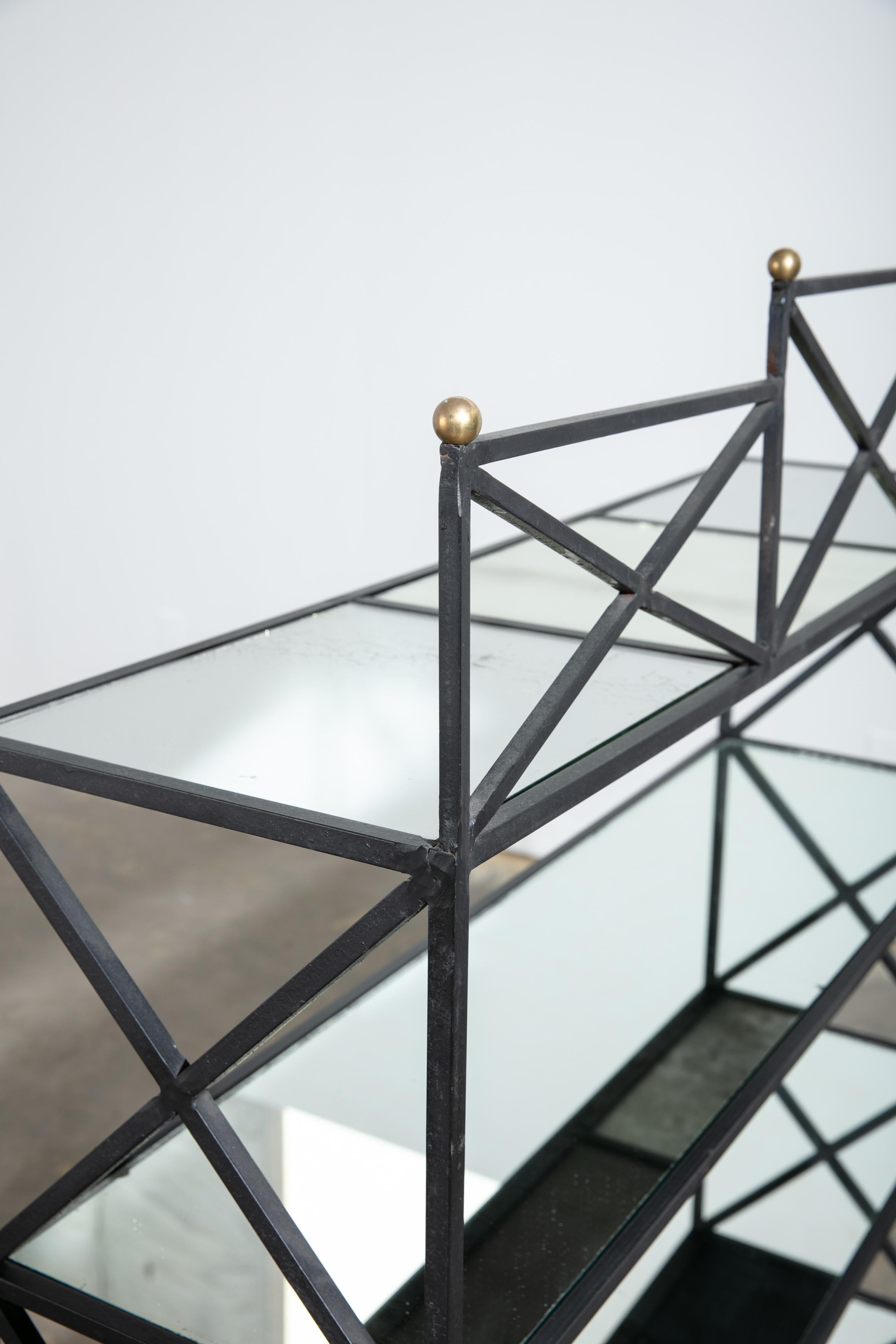 Neoklassizistische Vintage-Etagere im neoklassischen Stil mit antiken Spiegelregalen im Angebot 5