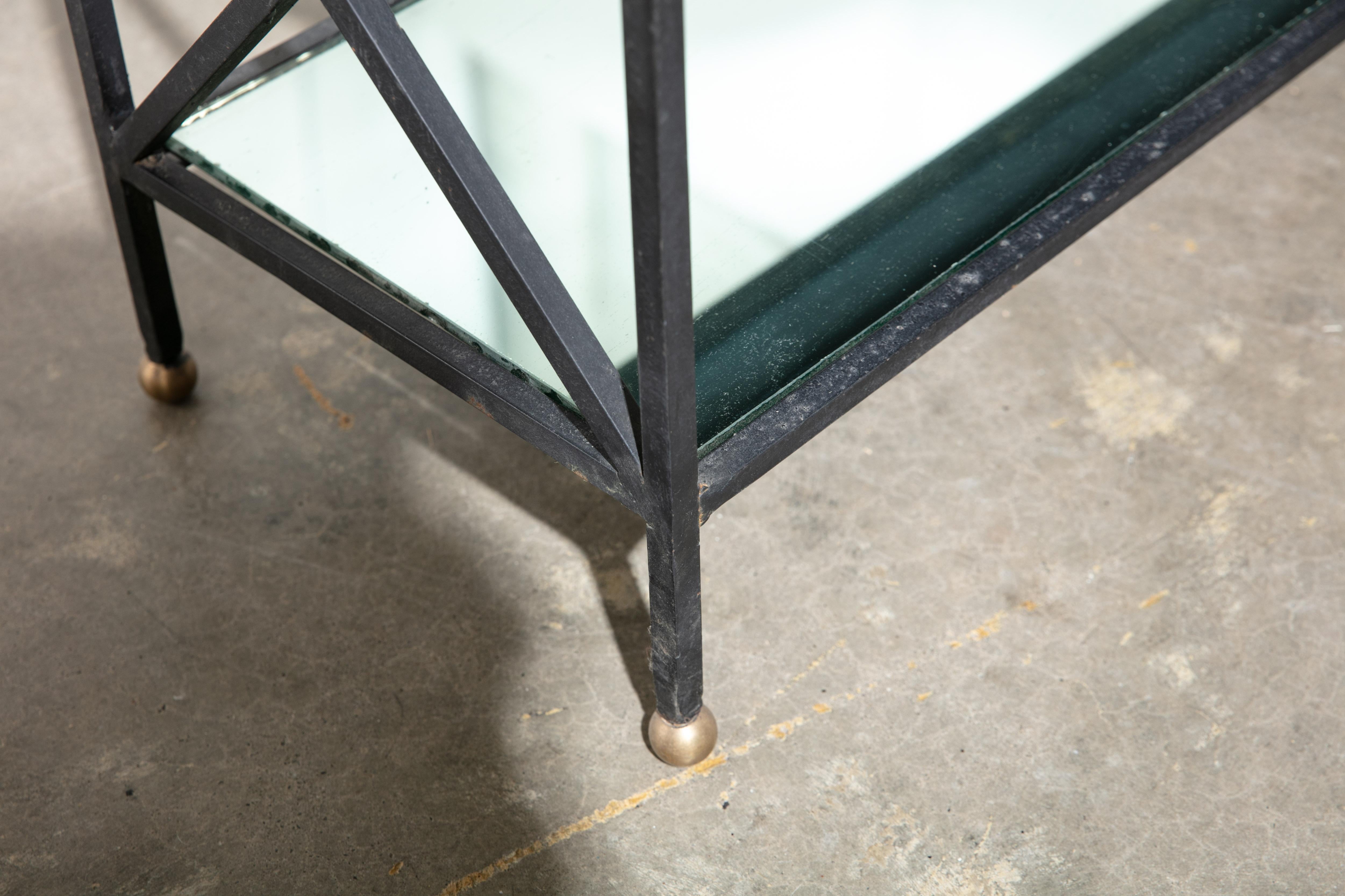 Neoklassizistische Vintage-Etagere im neoklassischen Stil mit antiken Spiegelregalen im Zustand „Gut“ im Angebot in New York, NY