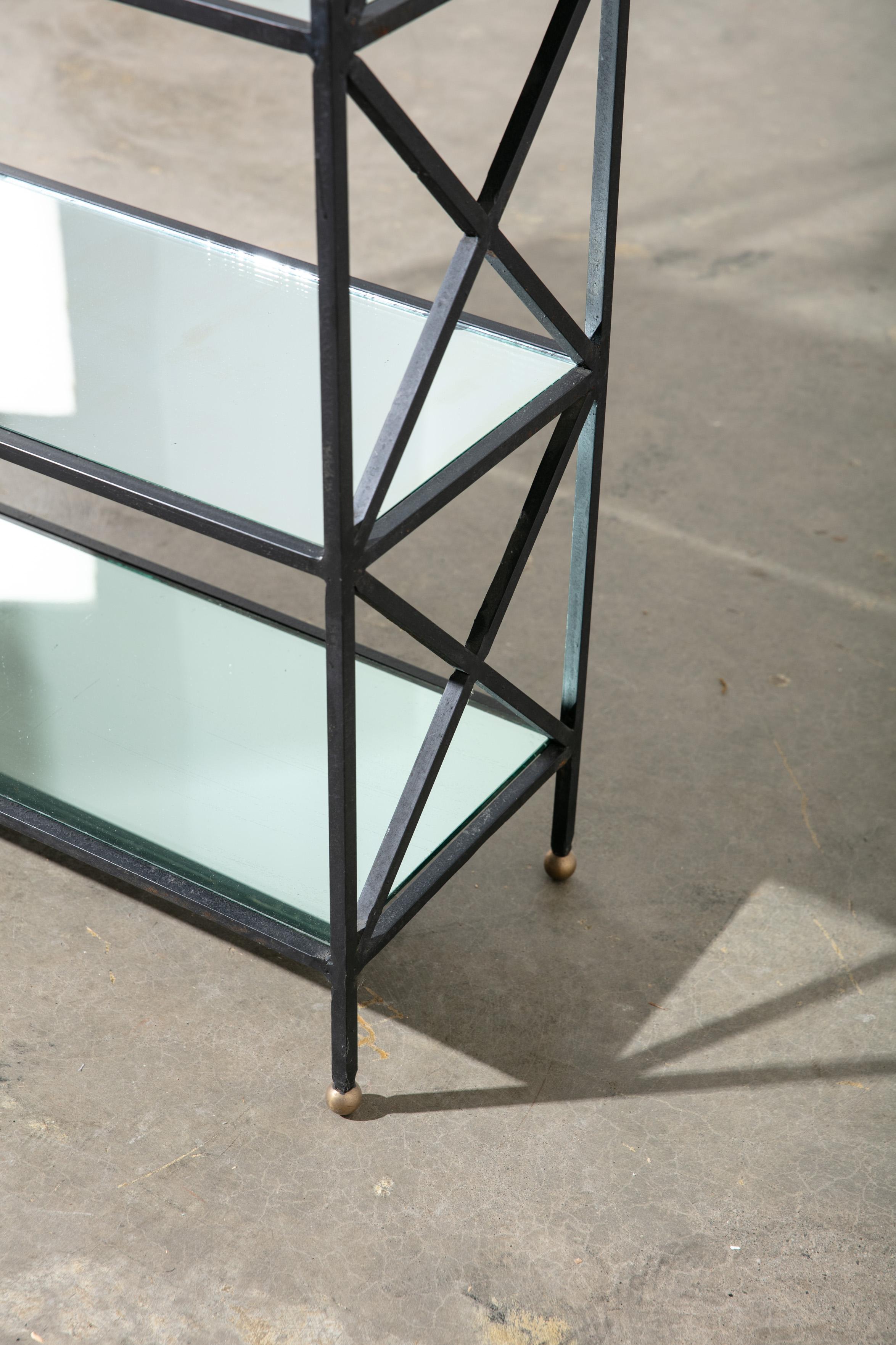 Neoklassizistische Vintage-Etagere im neoklassischen Stil mit antiken Spiegelregalen (Mitte des 20. Jahrhunderts) im Angebot