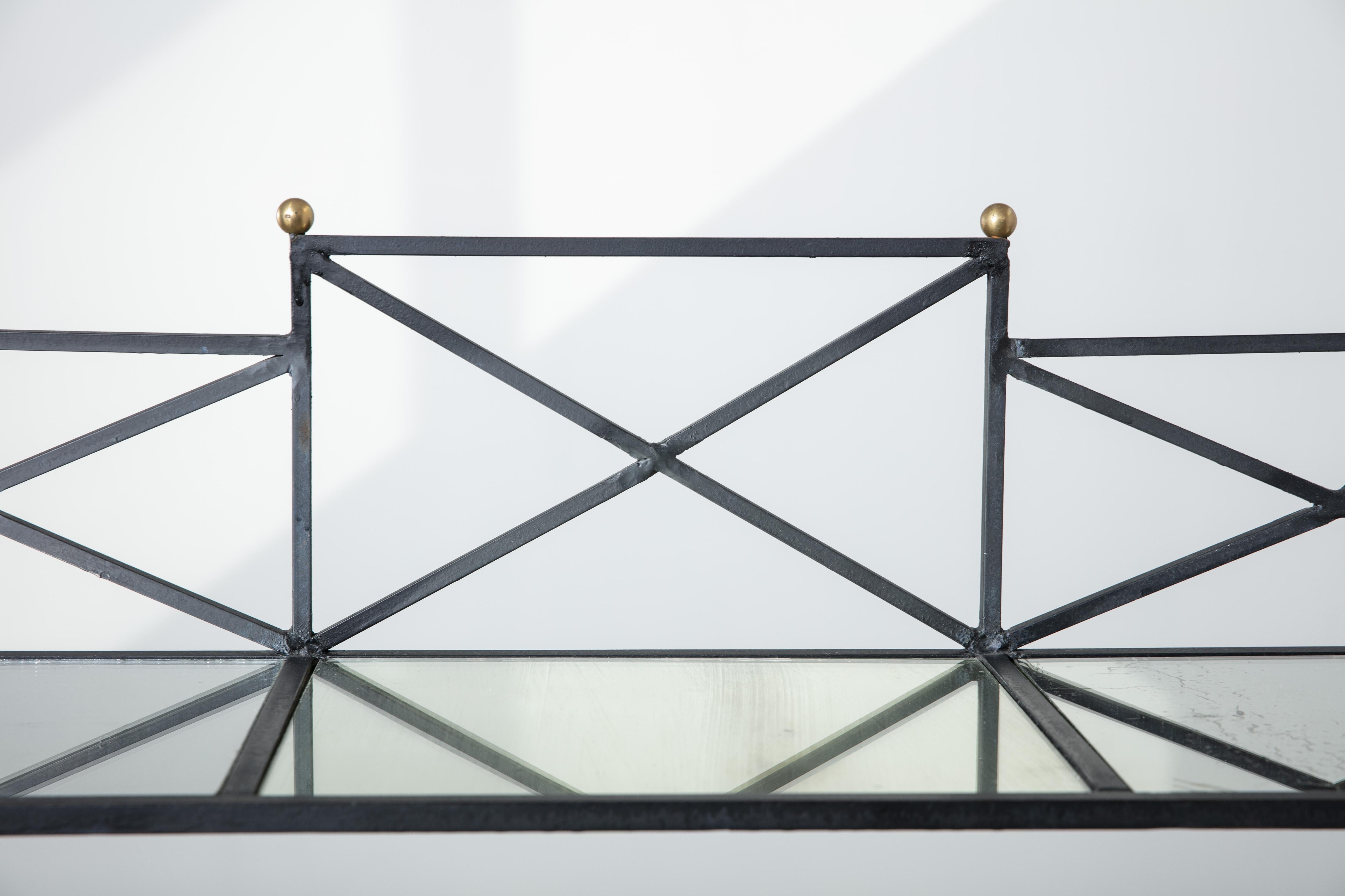 Neoklassizistische Vintage-Etagere im neoklassischen Stil mit antiken Spiegelregalen (Metall) im Angebot