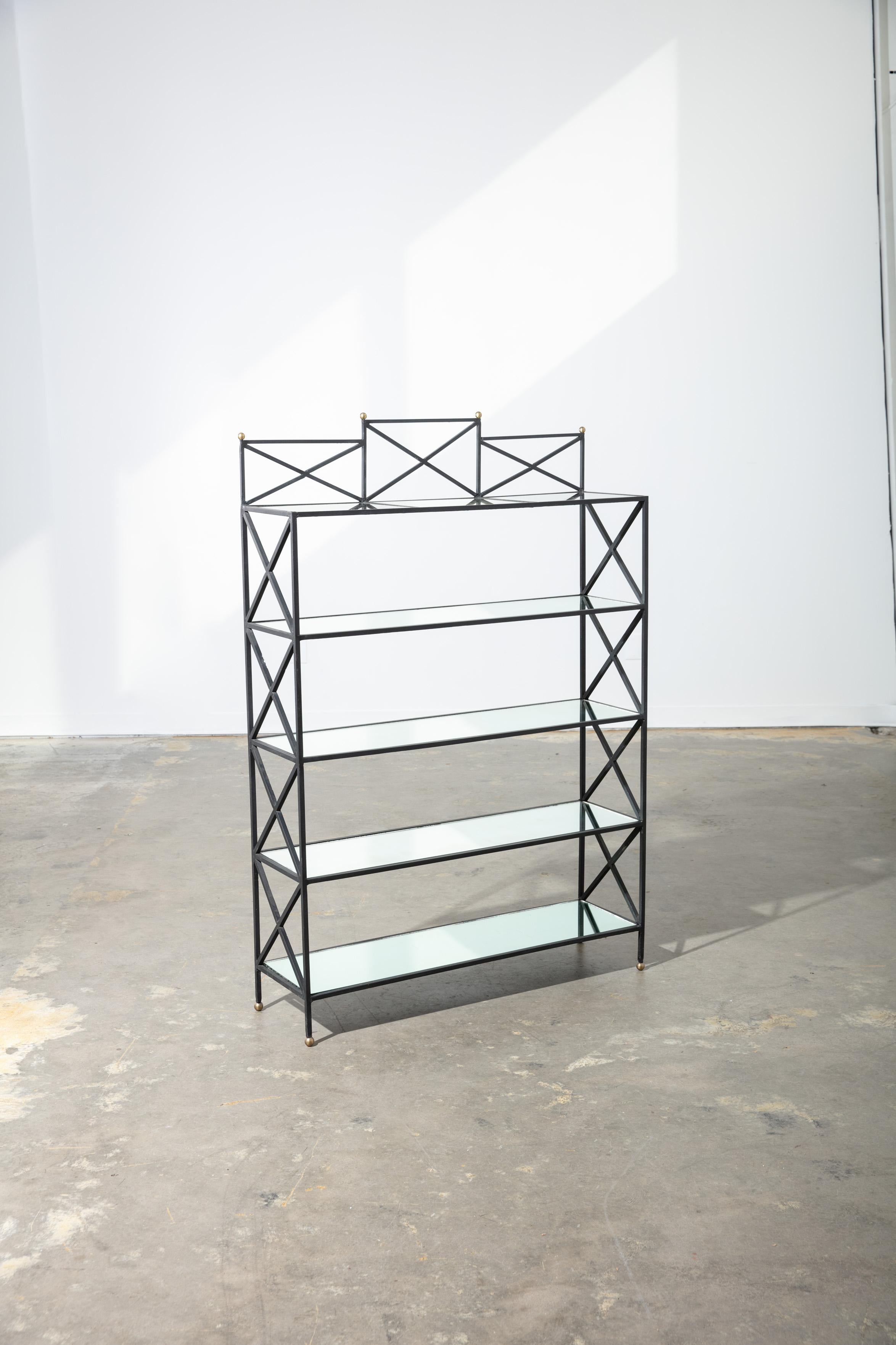 Neoklassizistische Vintage-Etagere im neoklassischen Stil mit antiken Spiegelregalen im Angebot 1